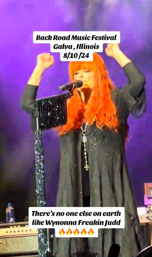 Wynonna Judd bei einem Auftritt auf dem Back Road Music Festival, gepostet am 12. August 2024 | Quelle: TikTok/tanaaa142