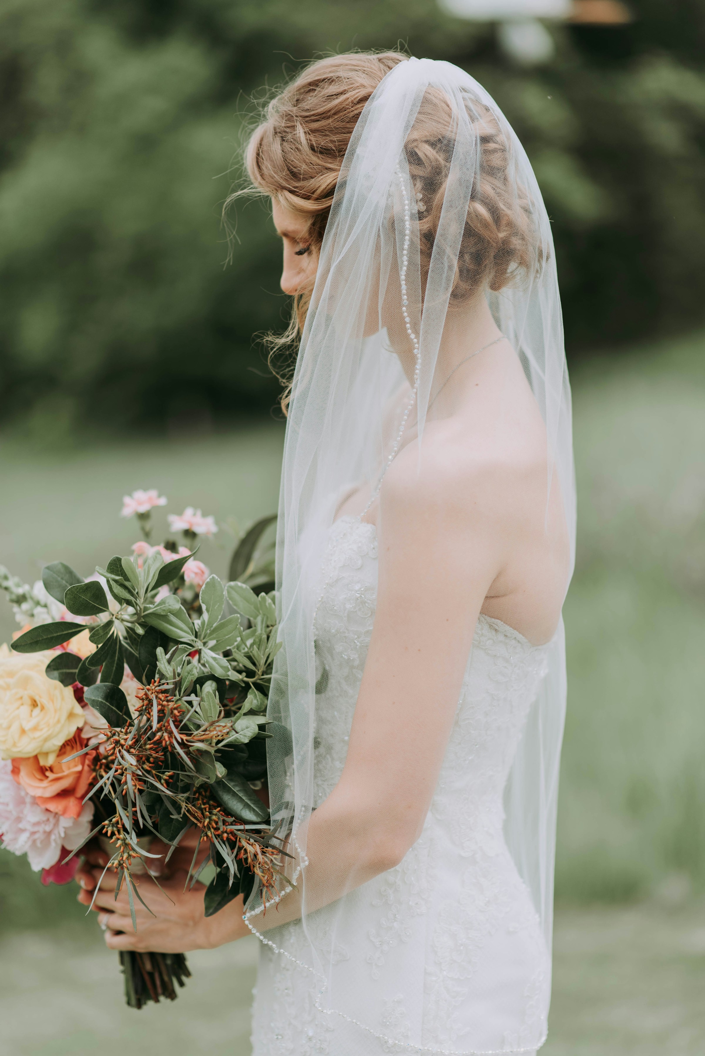Eine Braut hält einen Blumenstrauß | Quelle: Unsplash