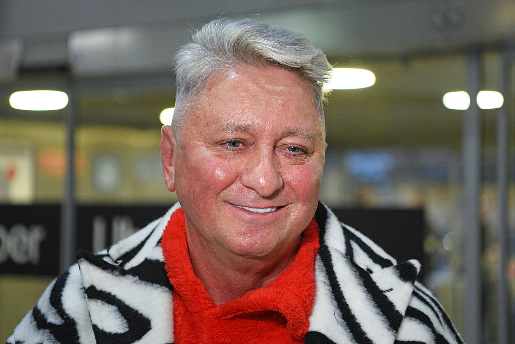 Hubert Fella reist nach Australien, um an der Reality-TV-Show „Ich bin ein Star – Holt mich hier raus!“ teilzunehmen. Am 15. Januar 2026 am Frankfurter Flughafen in Frankfurt am Main, Deutschland. | Quelle: Getty Images