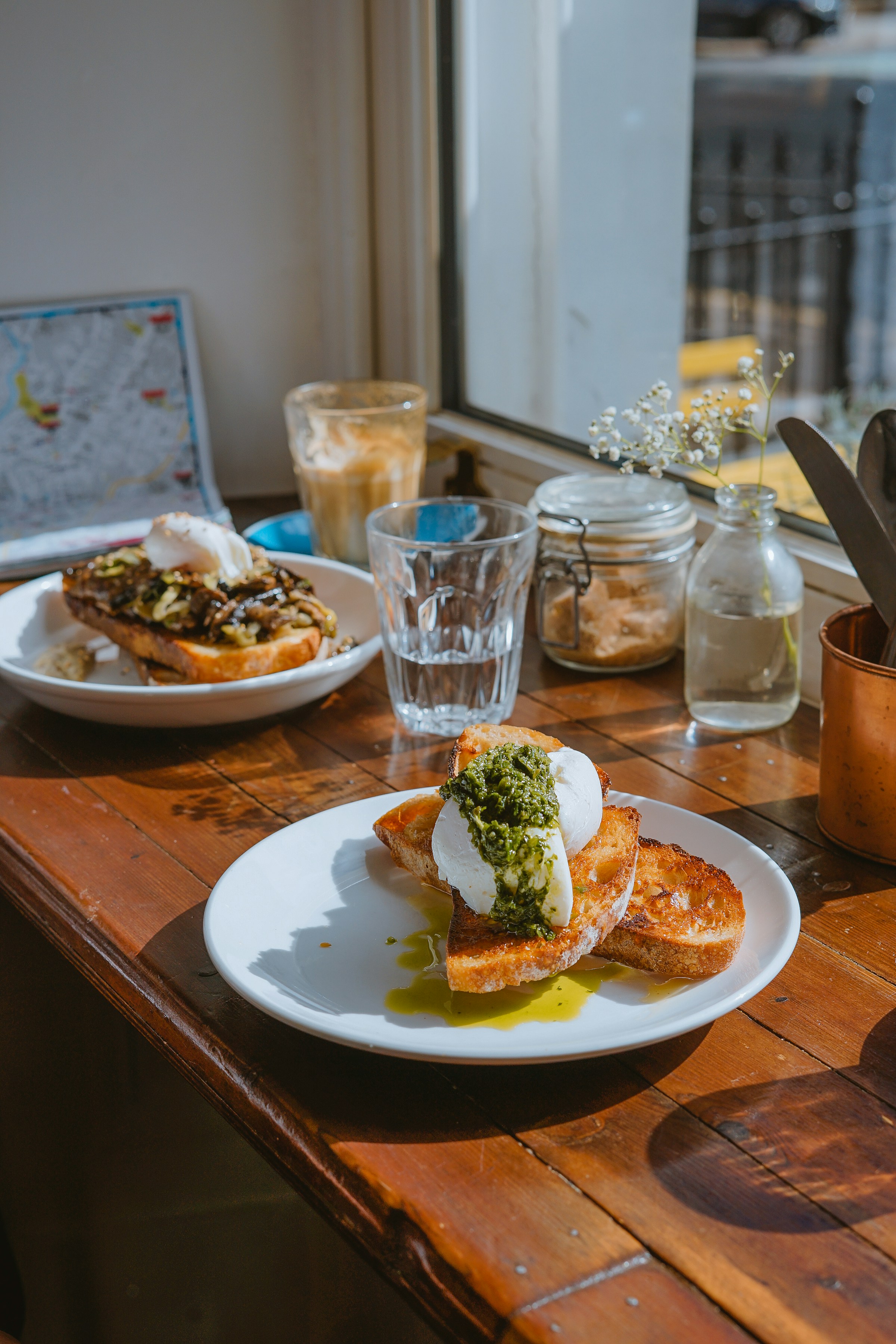 Zwei Teller mit Essen auf einem Tisch | Quelle: Unsplash