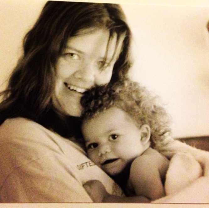 Im Laufe der Jahre hat sie ihre Mutter schon mehrmals auf Instagram gewürdigt. Auf diesem Foto posiert sie als Baby zusammen mit ihrer Mutter für ein Nostalgie-Bild, das am 13. Mai 2013 hochgeladen wurde. | Quelle: Instagram/zendaya