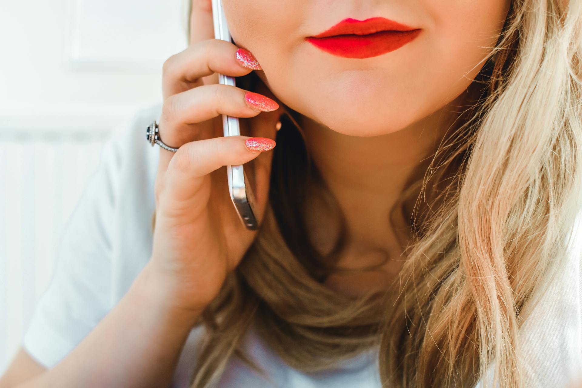 Eine lächelnde Frau bei einem Telefonat | Quelle: Pexels