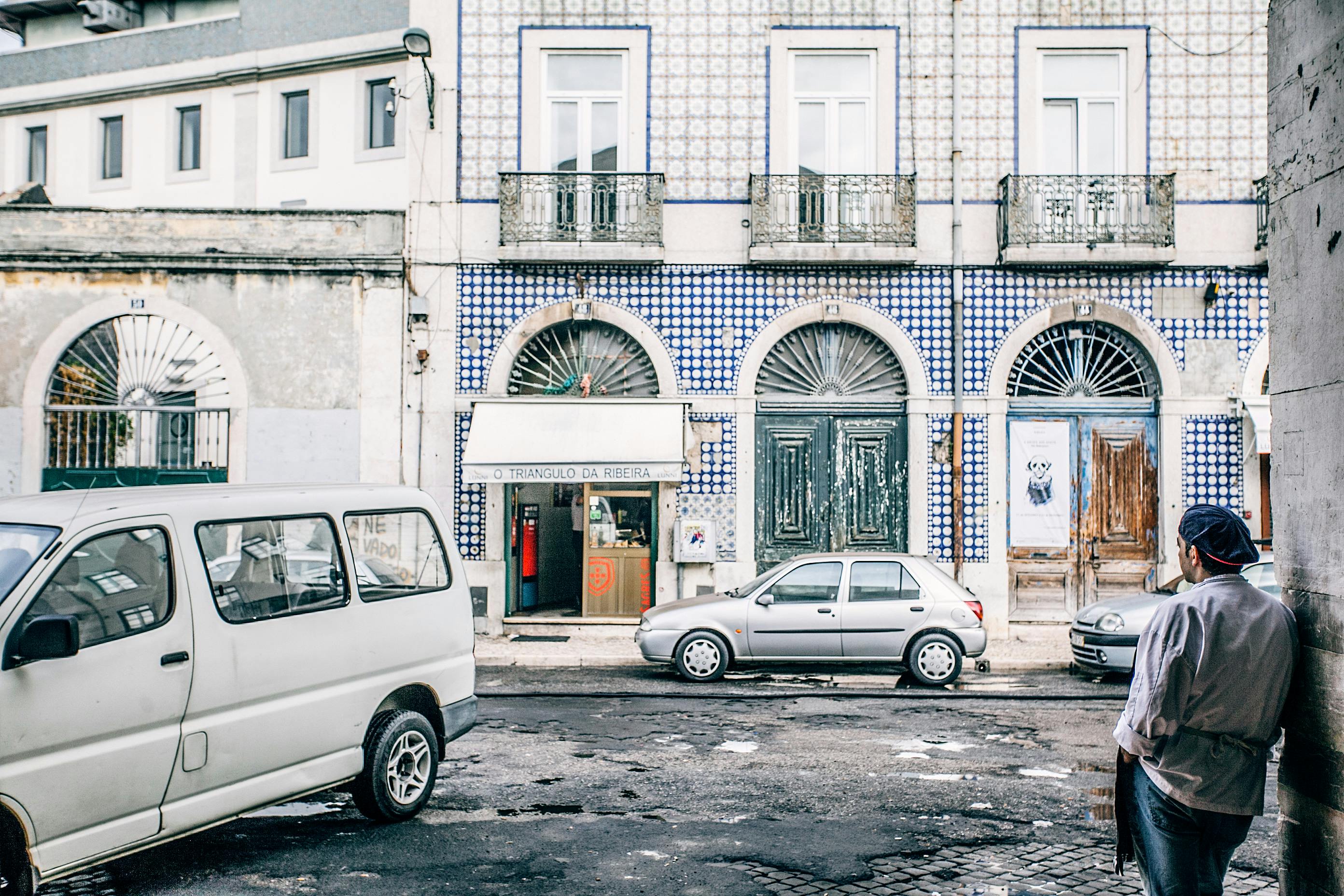 Ein vor einem Café geparktes Auto | Quelle: Pexels