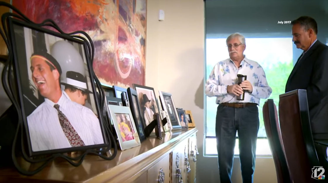 Ein Screenshot von Fred Goldman zeigt Familienbilder, darunter ein Foto von Ron Goldman, in einem Interview mit 12 News im Jahr 2017. | Quelle: YouTube/12NewsAZ