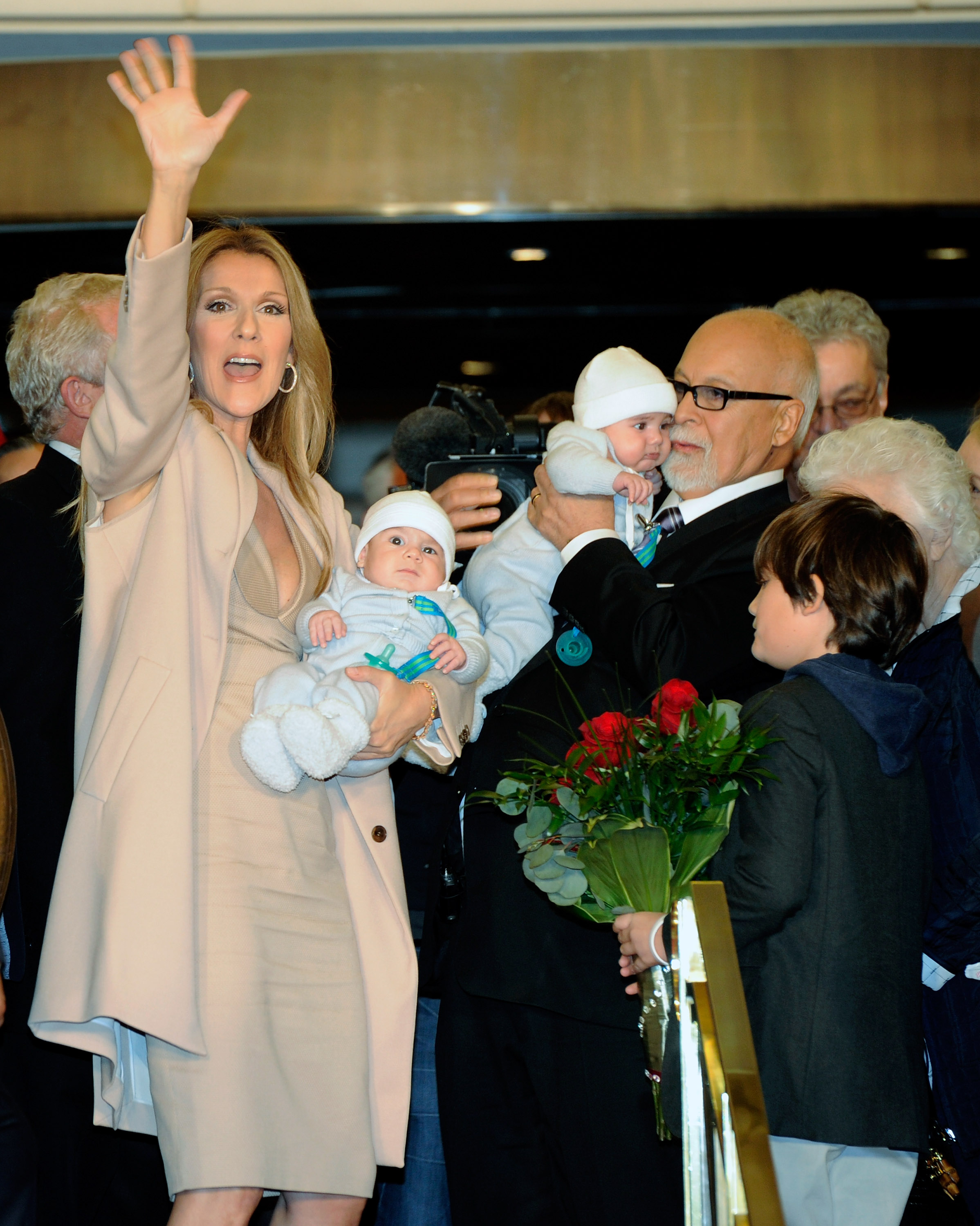 Celine Dion, Nelson Angelil, Eddy Angelil, Rene Angelil, und Rene-Charles Angelil im Caesars Palace am 16. Februar 2011 in Las Vegas, Nevada. | Quelle: Getty Images