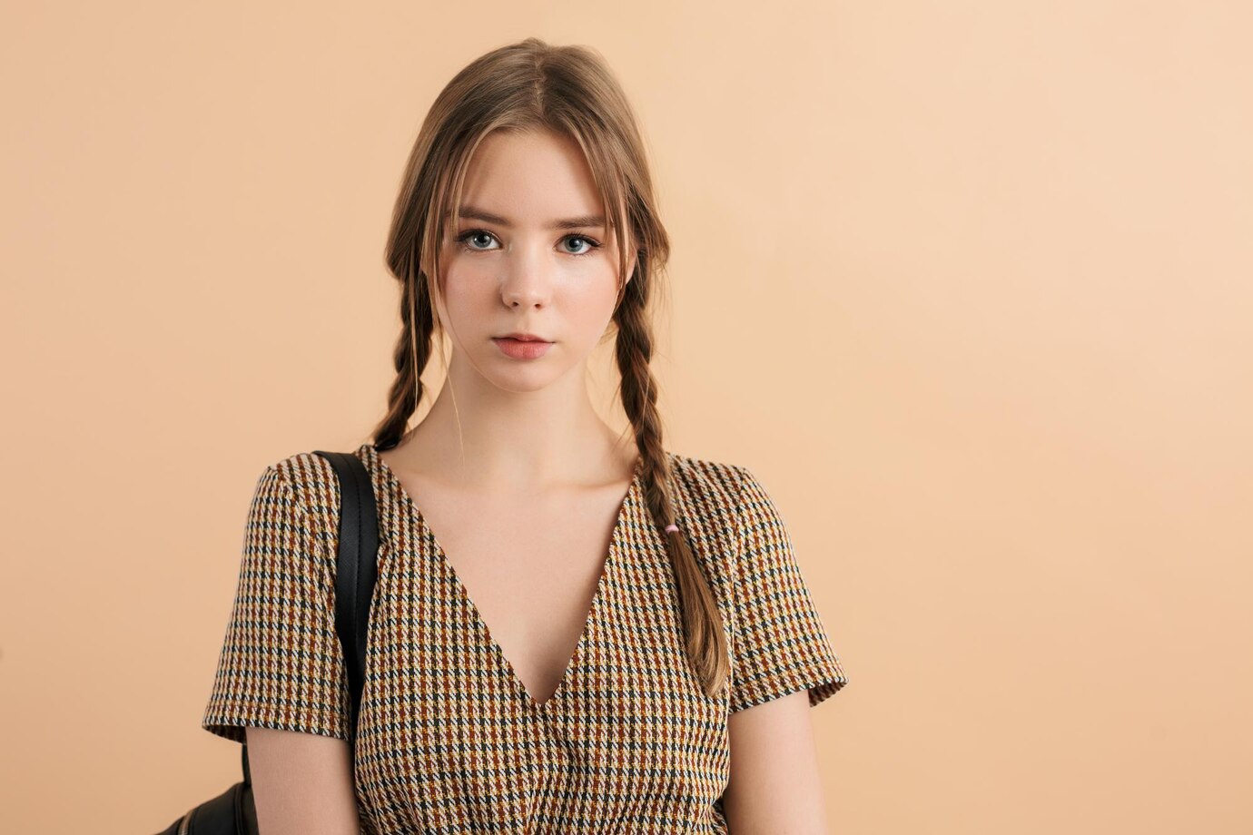 Eine junge Frau schaut in die Kamera | Quelle: Freepik