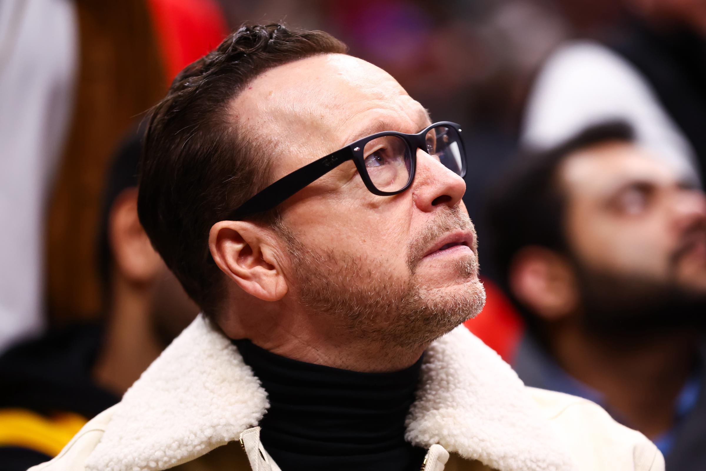 Donnie Wahlberg, hier bei einem Spiel der Toronto Raptors im Dezember 2025 zu sehen, gehörte zu den Passagieren eines Privatjets, der am 18. Oktober 2026 in einen Zwischenfall auf einem Flughafen in Las Vegas verwickelt war. Die unerwartete Störung löste einen Notfalleinsatz aus. | Quelle: Getty Images