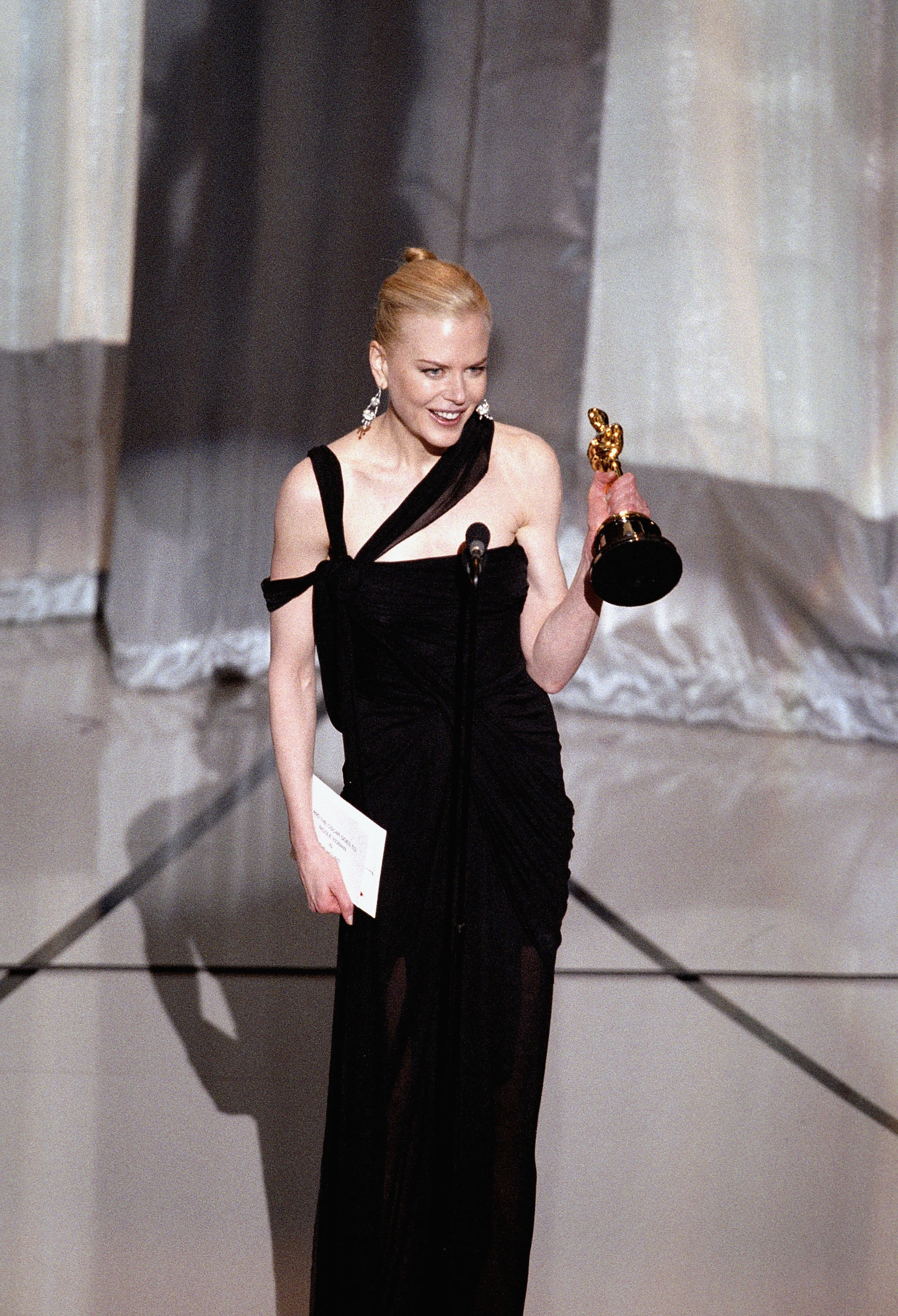 Nicole Kidman nimmt ihren Preis für die beste Schauspielerin für ihre Leistung in "The Hours" während der 75. jährlichen Academy Awards am 23. März 2003 in Hollywood, Kalifornien, entgegen. | Quelle: Getty Images