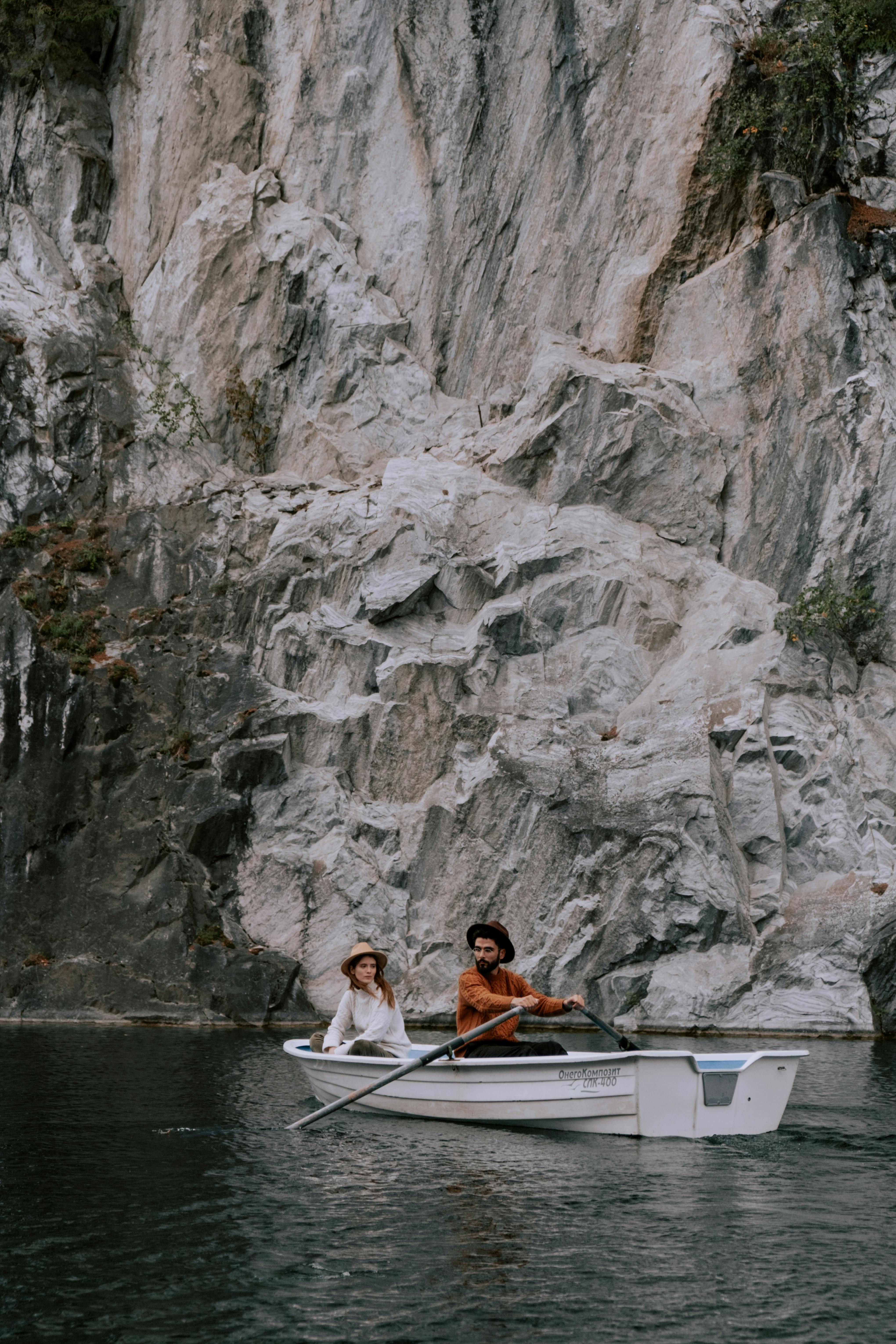 Ein unglückliches Paar auf einem Boot | Quelle: Pexels
