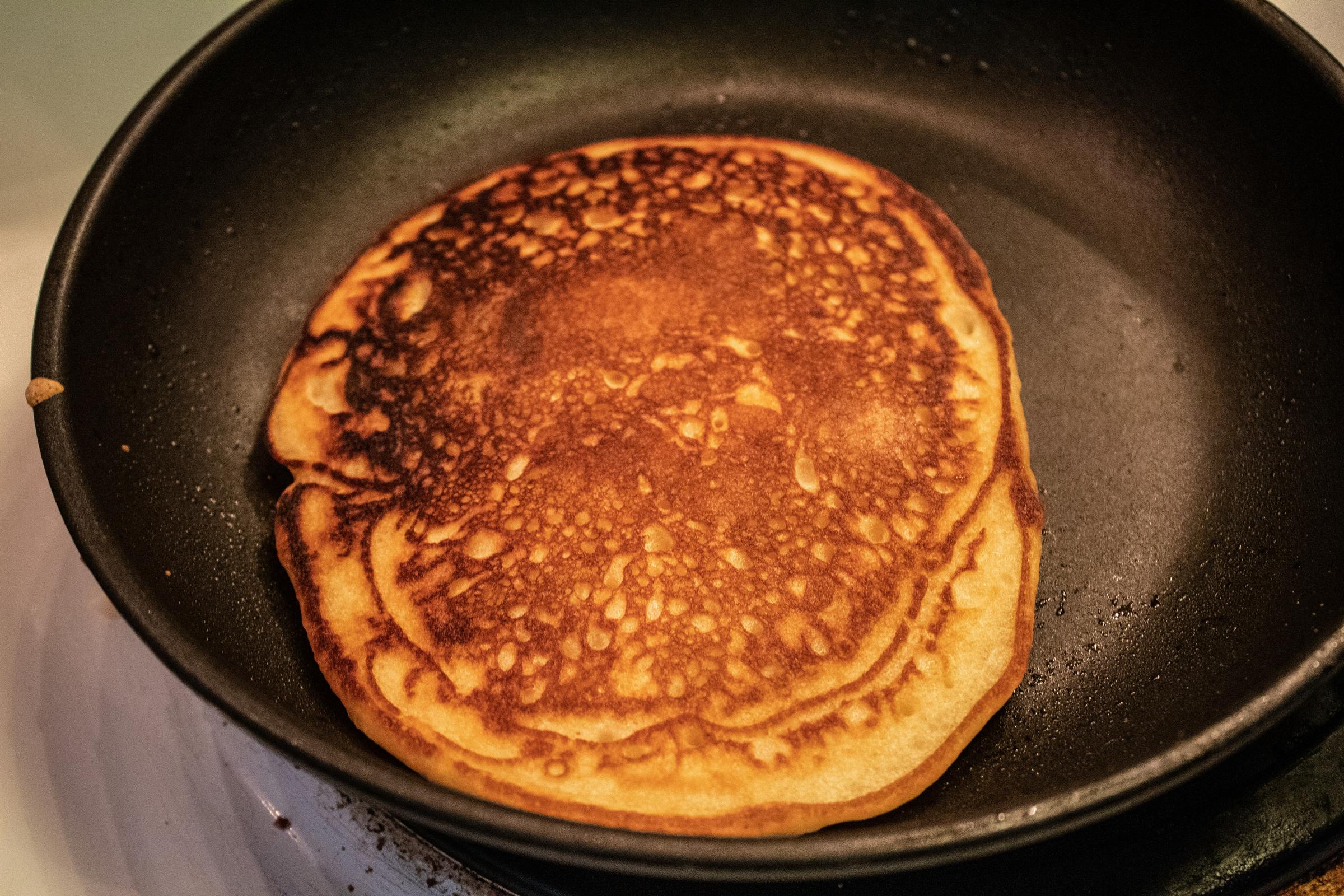 Ein Pfannkuchen in einer Pfanne | Quelle: Unsplash