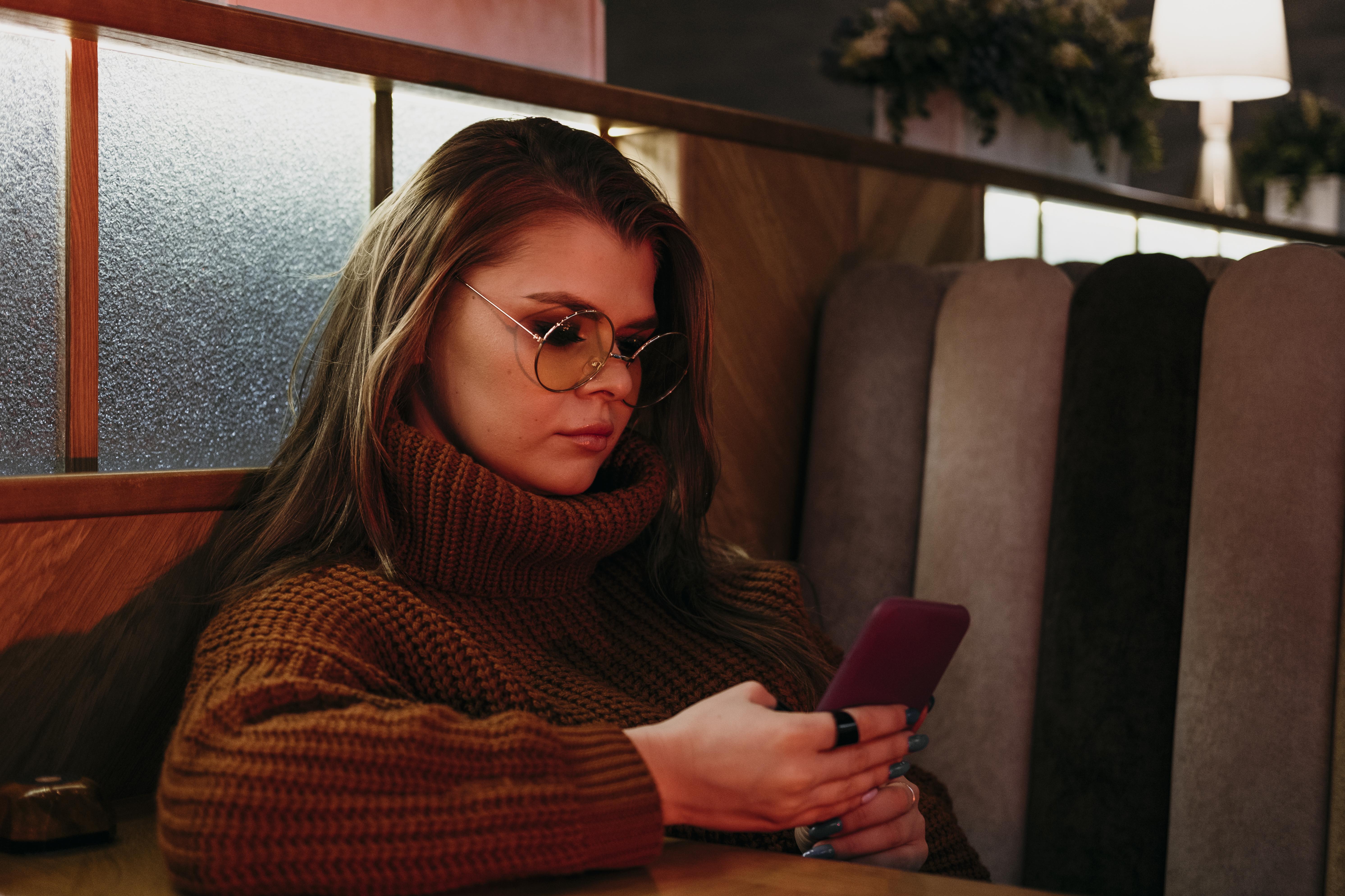 Eine Frau benutzt ihr Telefon | Quelle: Freepik
