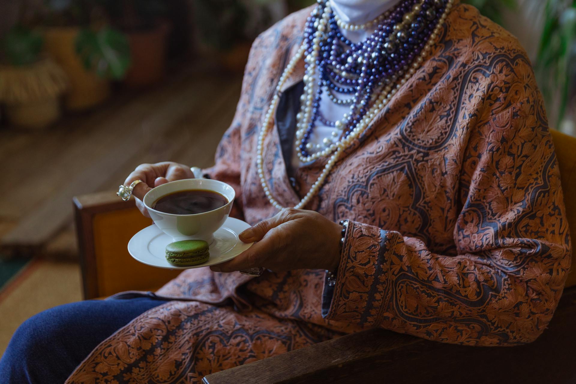Eine elegante ältere Frau mit einer Tasse Kaffee in der Hand | Quelle: Pexels