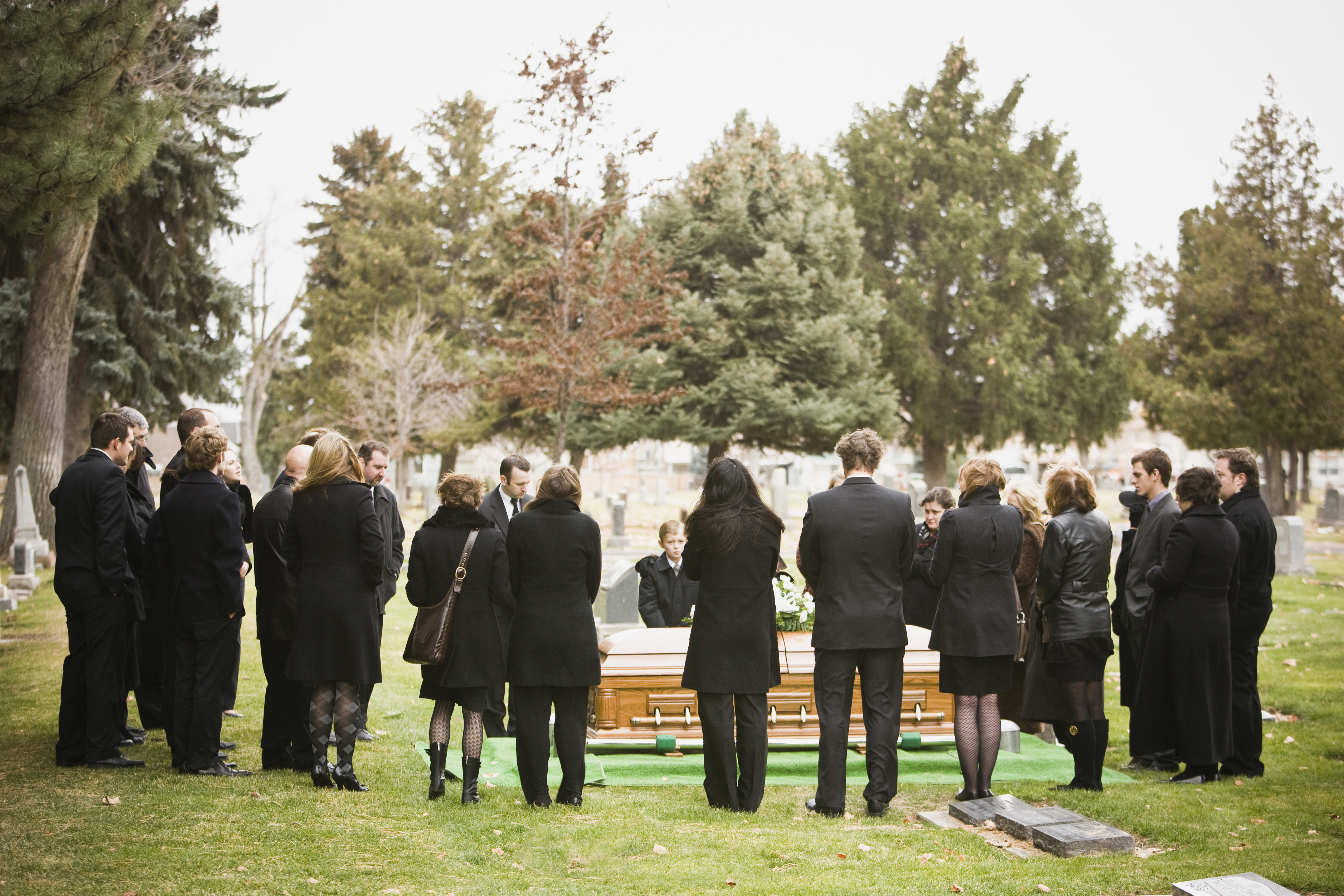 Ein Foto von Menschen, die an einer Beerdigung teilnehmen | Quelle: Getty Images