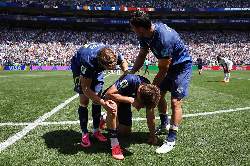 Ermin Mahmic #26 (C) aus Bosnien und Herzegowina jubelt nach dem 3:1-Sieg seiner Mannschaft im Spiel der Gruppe B der FIFA-Weltmeisterschaft 2026 zwischen Bosnien und Herzegowina und Katar im Seattle Stadium am 24. Juni 2026 in Seattle, Washington. | Quelle: Getty Images