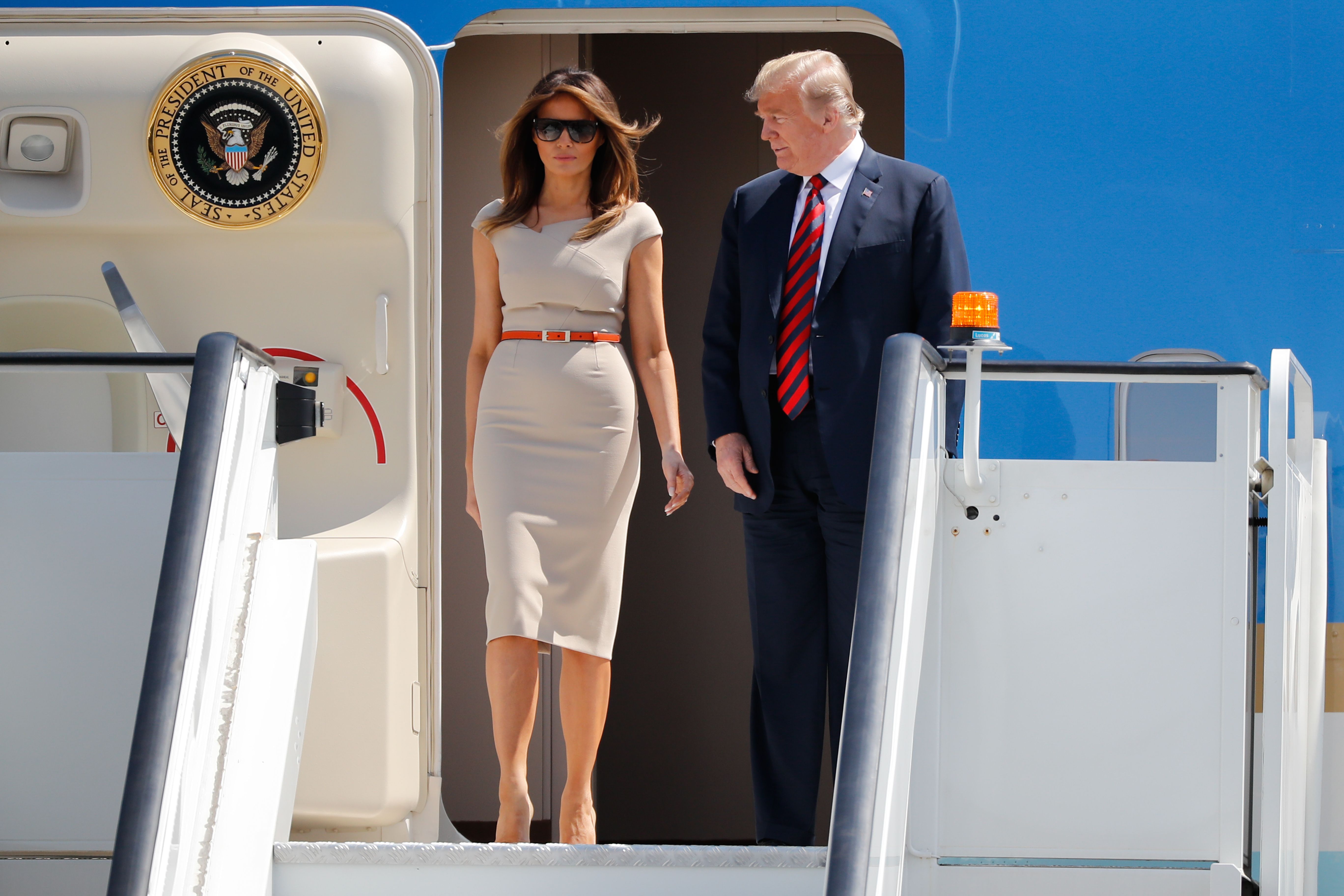 Donald und Melania Trump steigen am 12. Juli 2018 am Flughafen Stansted, nördlich von London, aus der Air Force One aus | Quelle: Getty Images