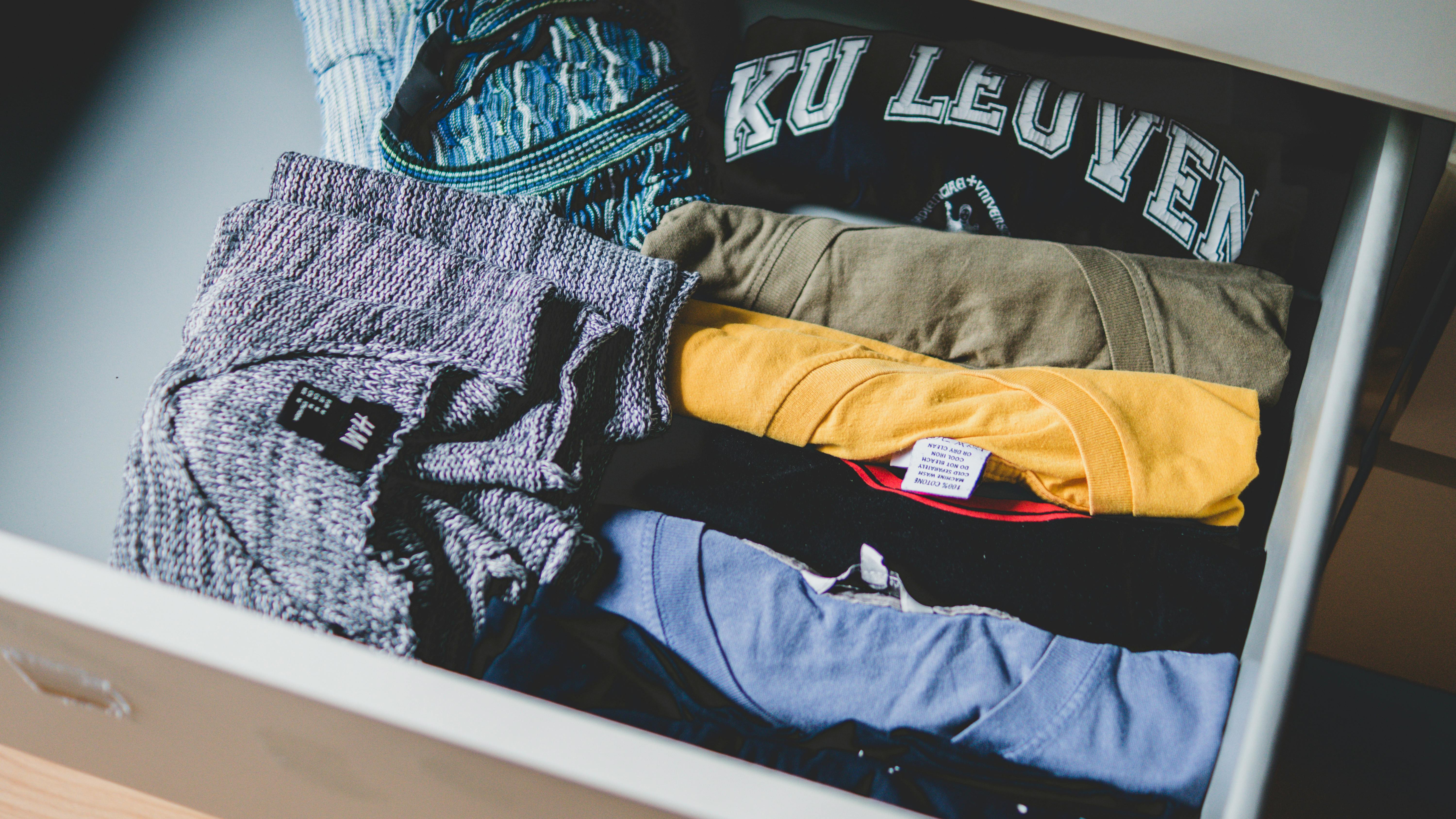 Eine Schublade voll mit Kleidung | Quelle: Pexels