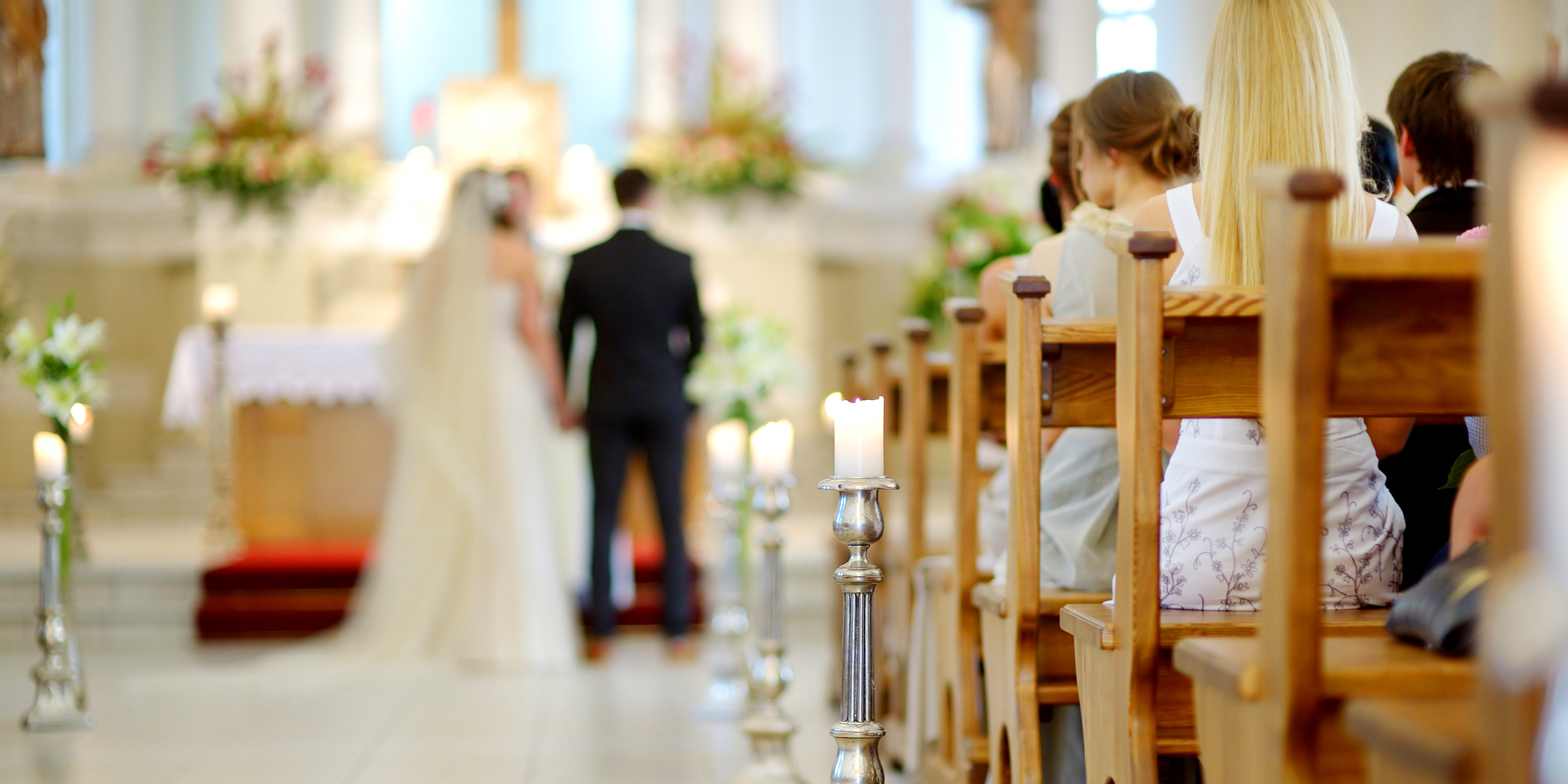 Eine Braut und ein Bräutigam vor dem Altar | Quelle: Shutterstock