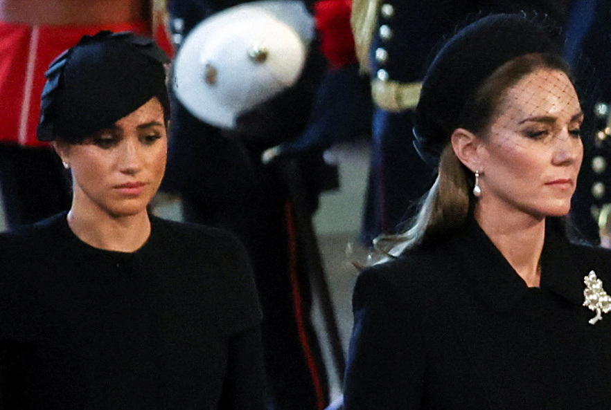 Meghan Markle und Prinzessin Catherine beim Staatsbegräbnis von Queen Elizabeth II. in der Westminster Abbey am 19. September 2022 in London, England | Quelle: Getty Images