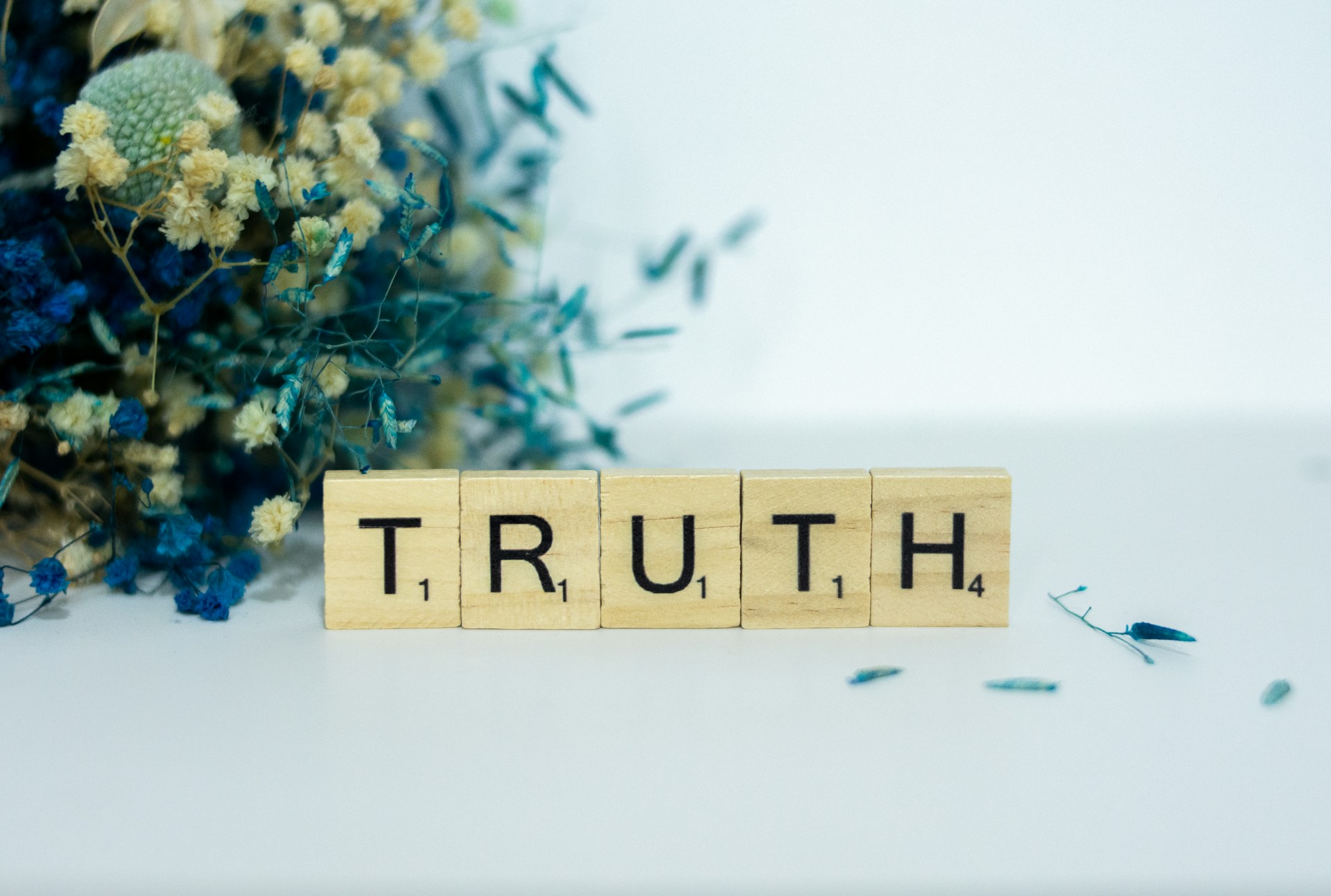 Scrabble-Spielsteine auf einer Fläche | Quelle: Unsplash
