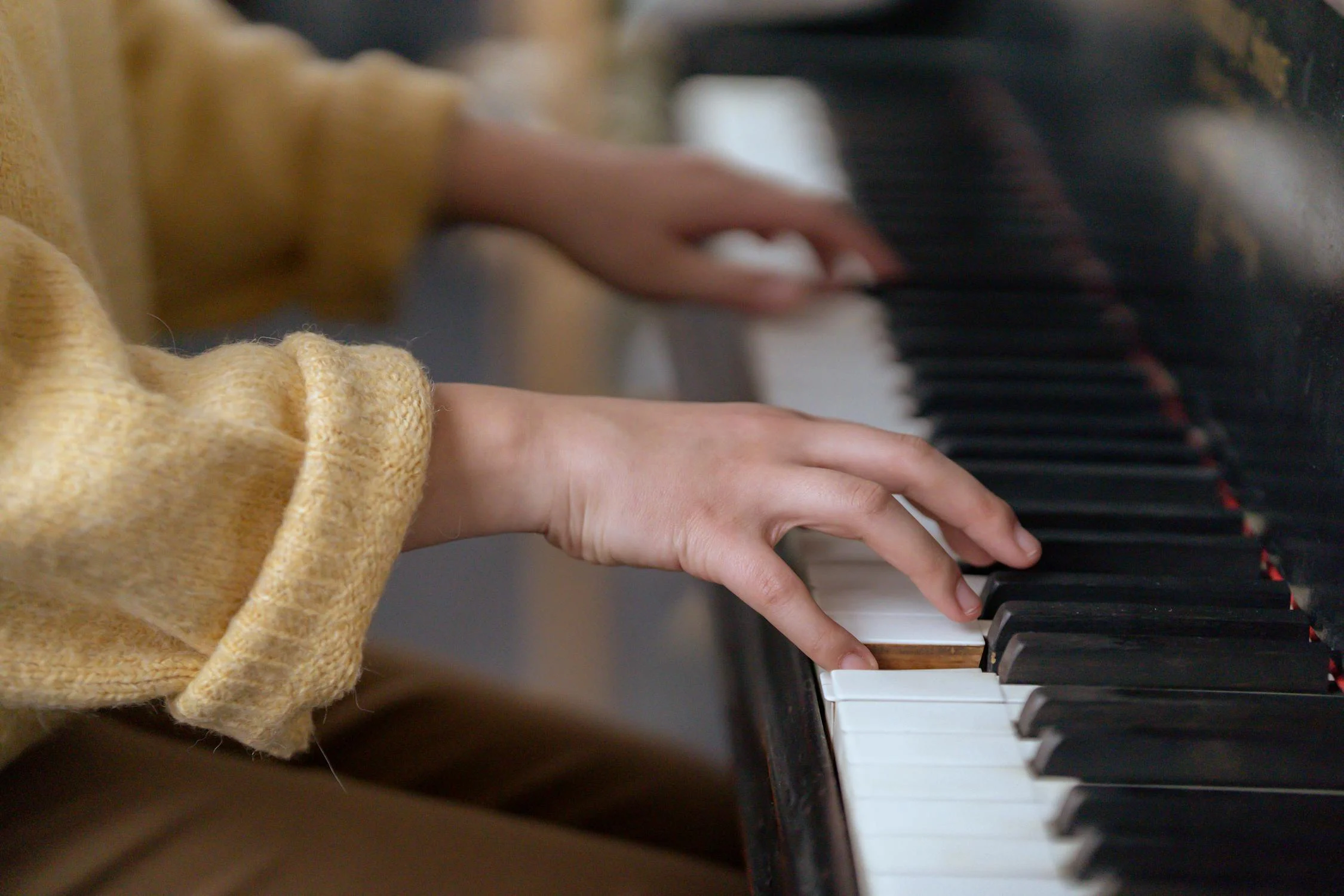 Eine junge Frau spielt Klavier | Quelle: Pexels