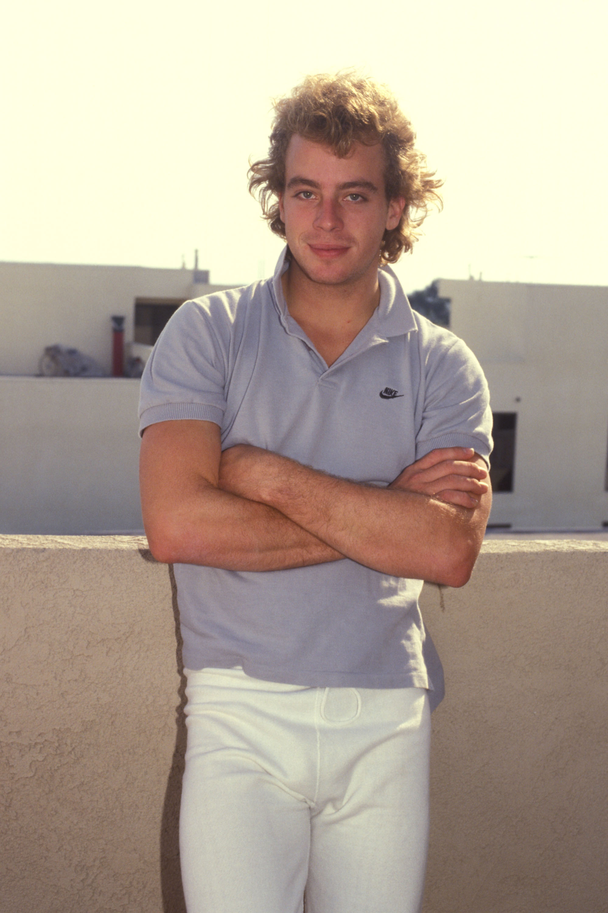 Der berühmte Schauspieler und Sänger während eines Fotoshootings in Los Angeles, Kalifornien, im Jahr 1983. | Quelle: Getty Images