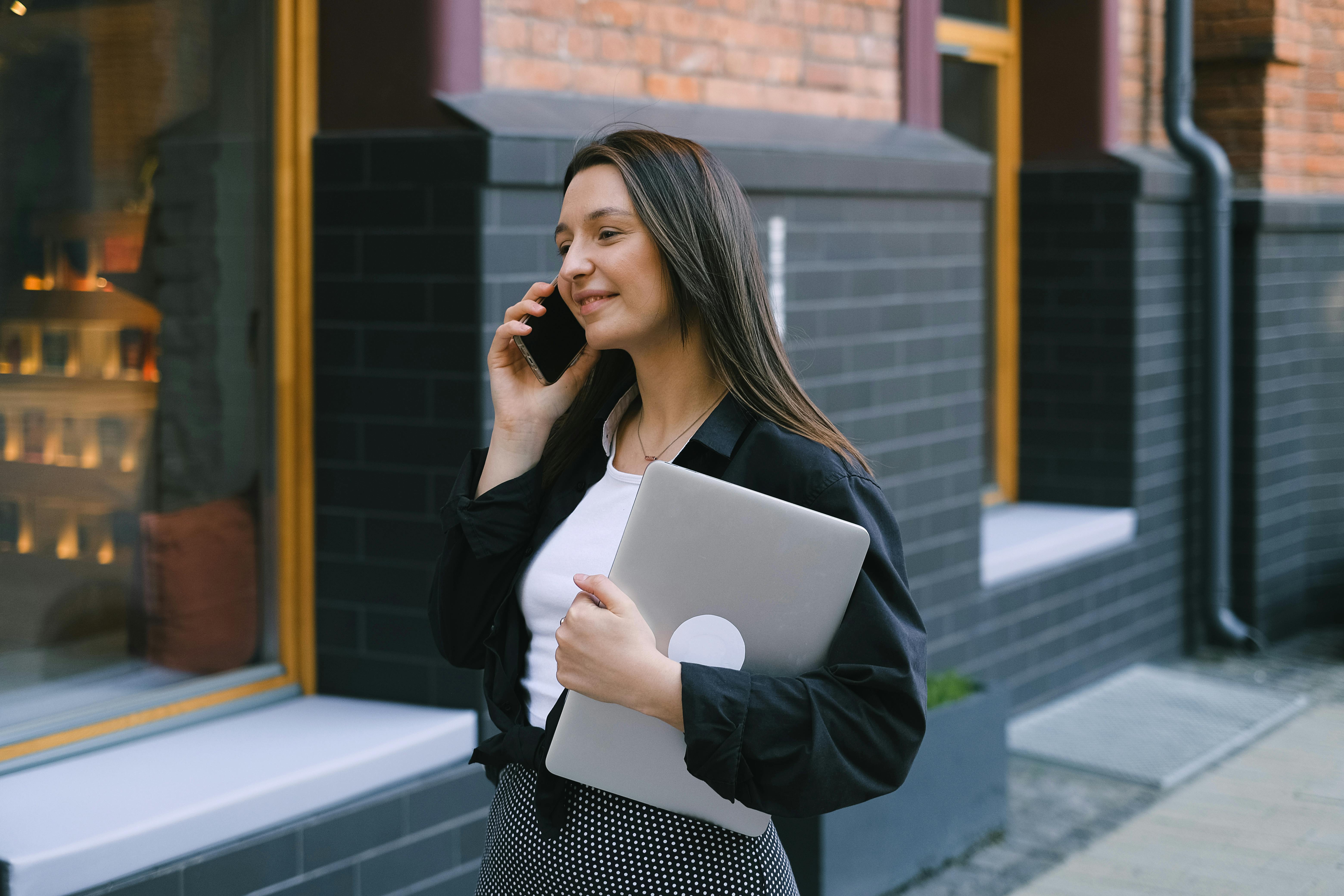 Frau, die auf dem Bürgersteig geht, während sie telefoniert | Quelle: Pexels