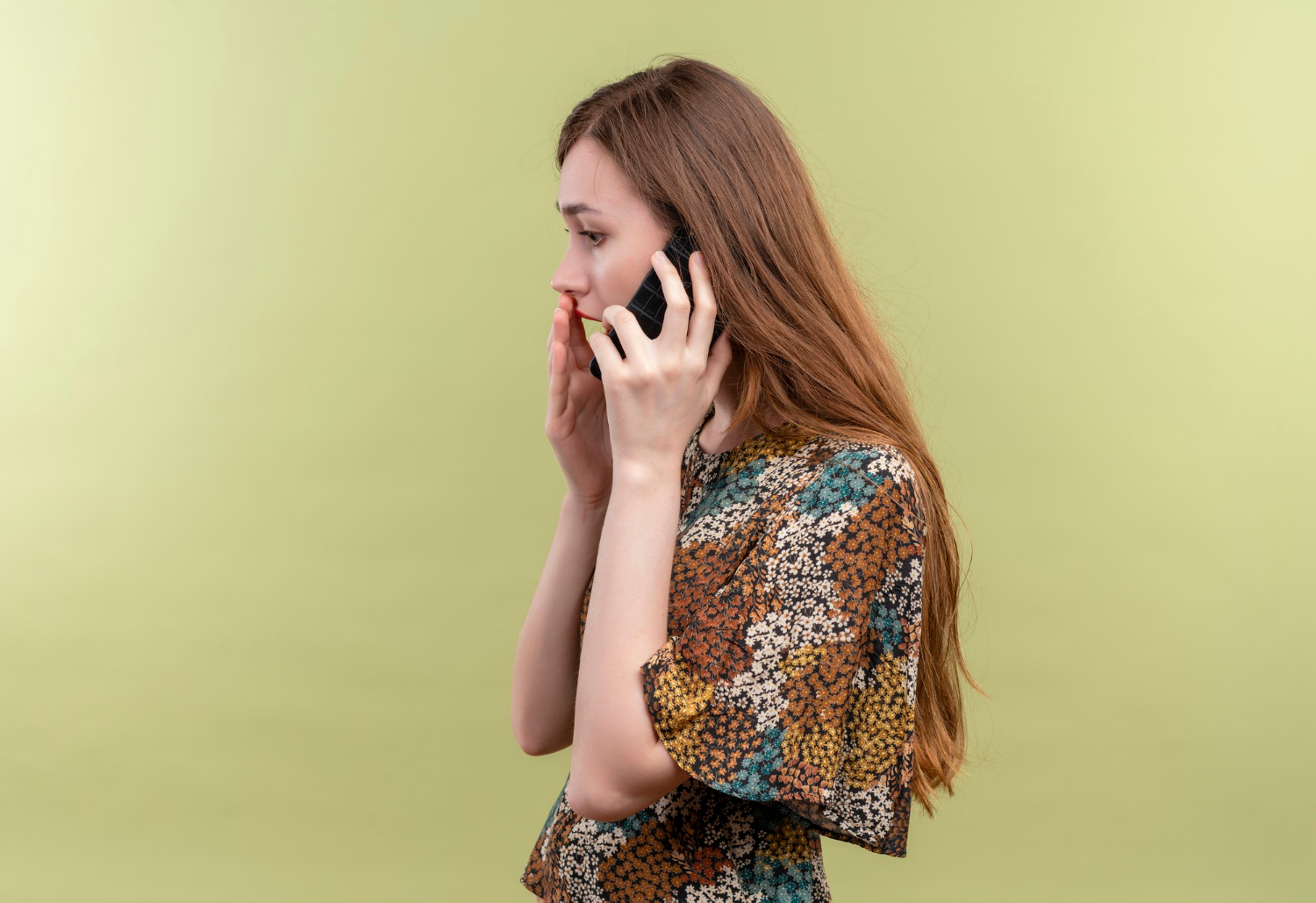 Eine Frau spricht am Telefon | Quelle: Freepik