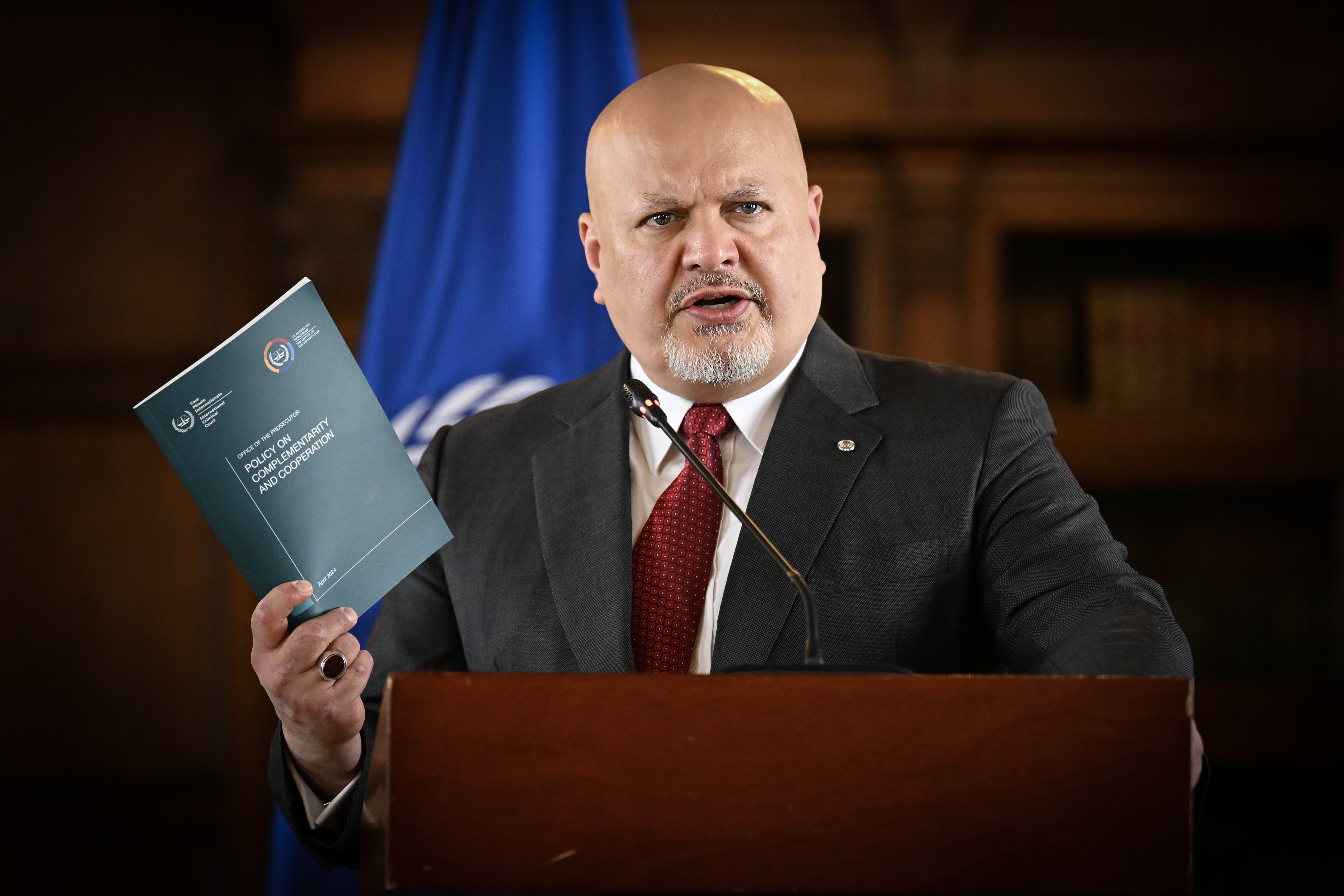 Der Ankläger des Internationalen Strafgerichtshofs (IStGH), Karim Khan, spricht während einer Pressekonferenz im San Carlos Palace am 25. April 2024 in Bogota. | Quelle: Getty Images