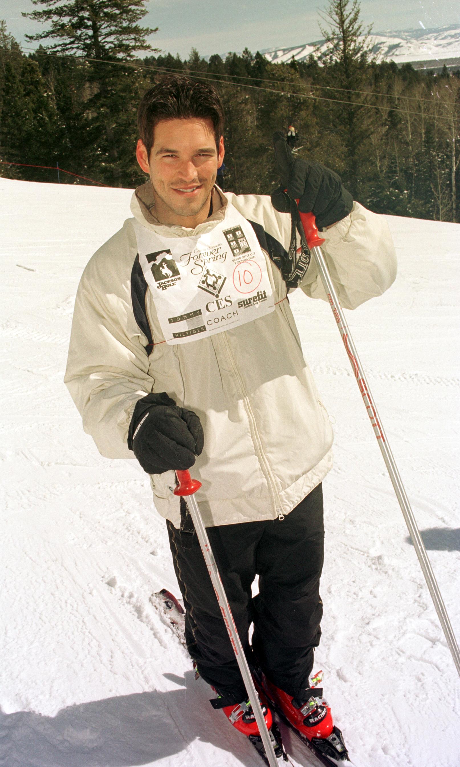 Der berühmte Schauspieler wurde 1999 beim Skifahren fotografiert. | Quelle: Getty Images