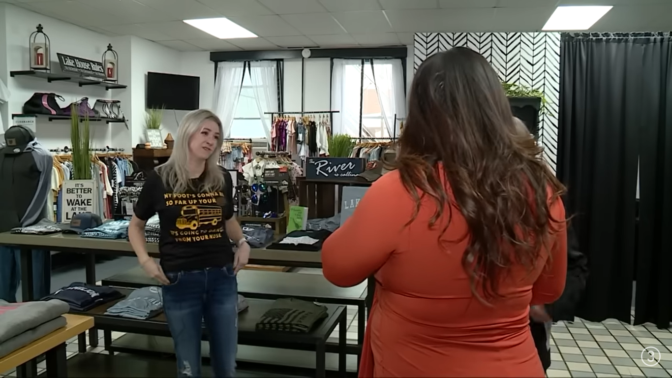 Die Ladenbesitzerin Jacqui Adkins erzählt in einem Interview, warum sie Jackie Miller mit dem Erlös ihrer T-Shirts helfen will | Quelle: YouTube/@WKYC Channel 3