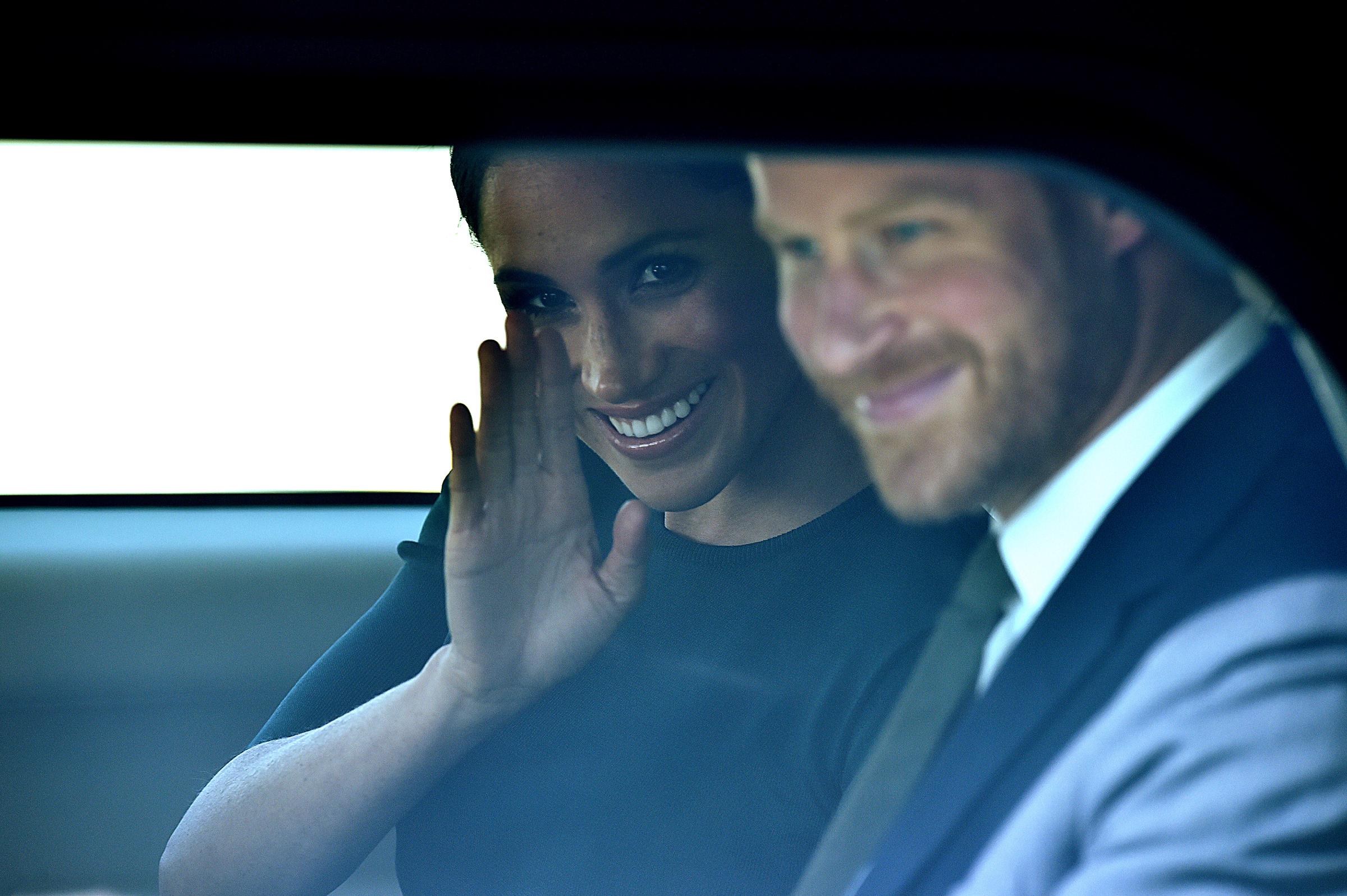 Prinz Harry und Meghan Markle kommen am 10. Juli 2018 im Rahmen ihres ersten offiziellen Auslandsbesuchs als Ehepaar am Flughafen Dublin an. Acht Jahre später läutete ihre Ankunft in Großbritannien eine neue Phase ein – diesmal außerhalb ihrer früheren Rollen als aktive Mitglieder des Königshauses. | Quelle: Getty Images