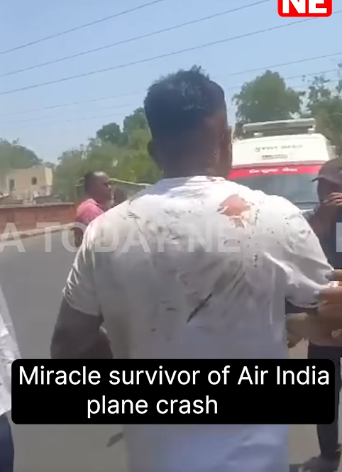 Vishwash Kumar Ramesh, Überlebender des Air India-Flugzeugabsturzes, geht am 12. Juni 2025 vom Wrack weg | Quelle: Youtube/IndiaTodayNE