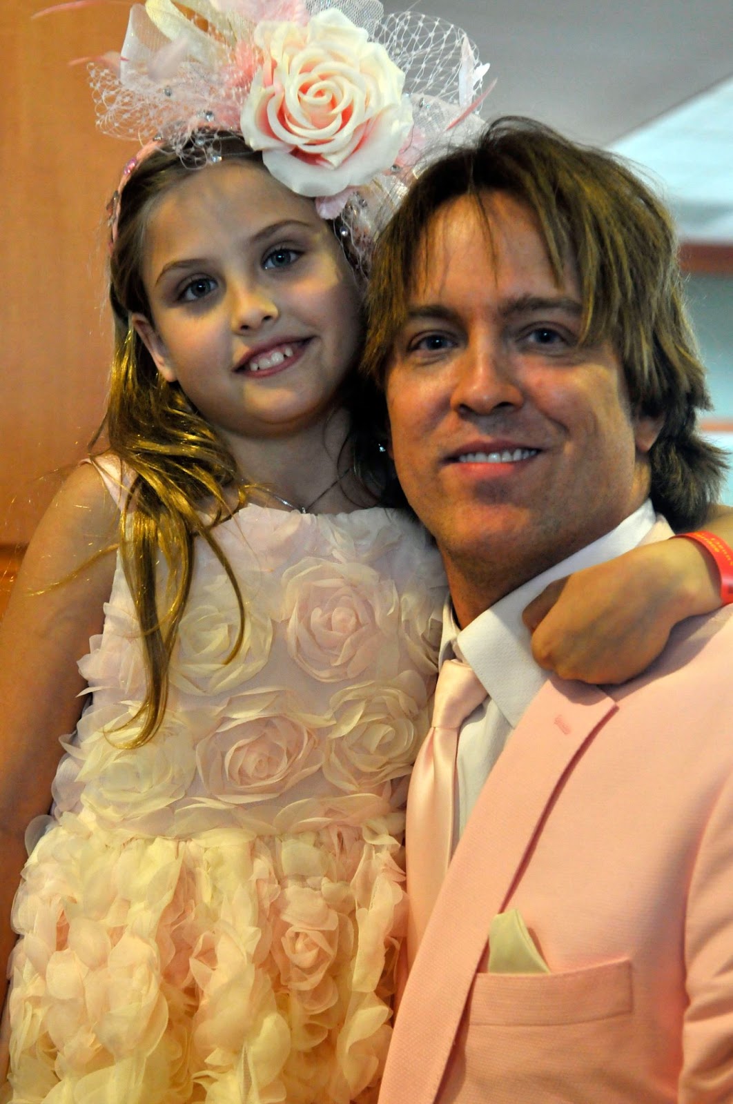 Dannielynn und Larry Birkhead beim 141. Kentucky Derby in Churchill Downs am 2. Mai 2015 in Louisville, Kentucky. | Quelle: Getty Images