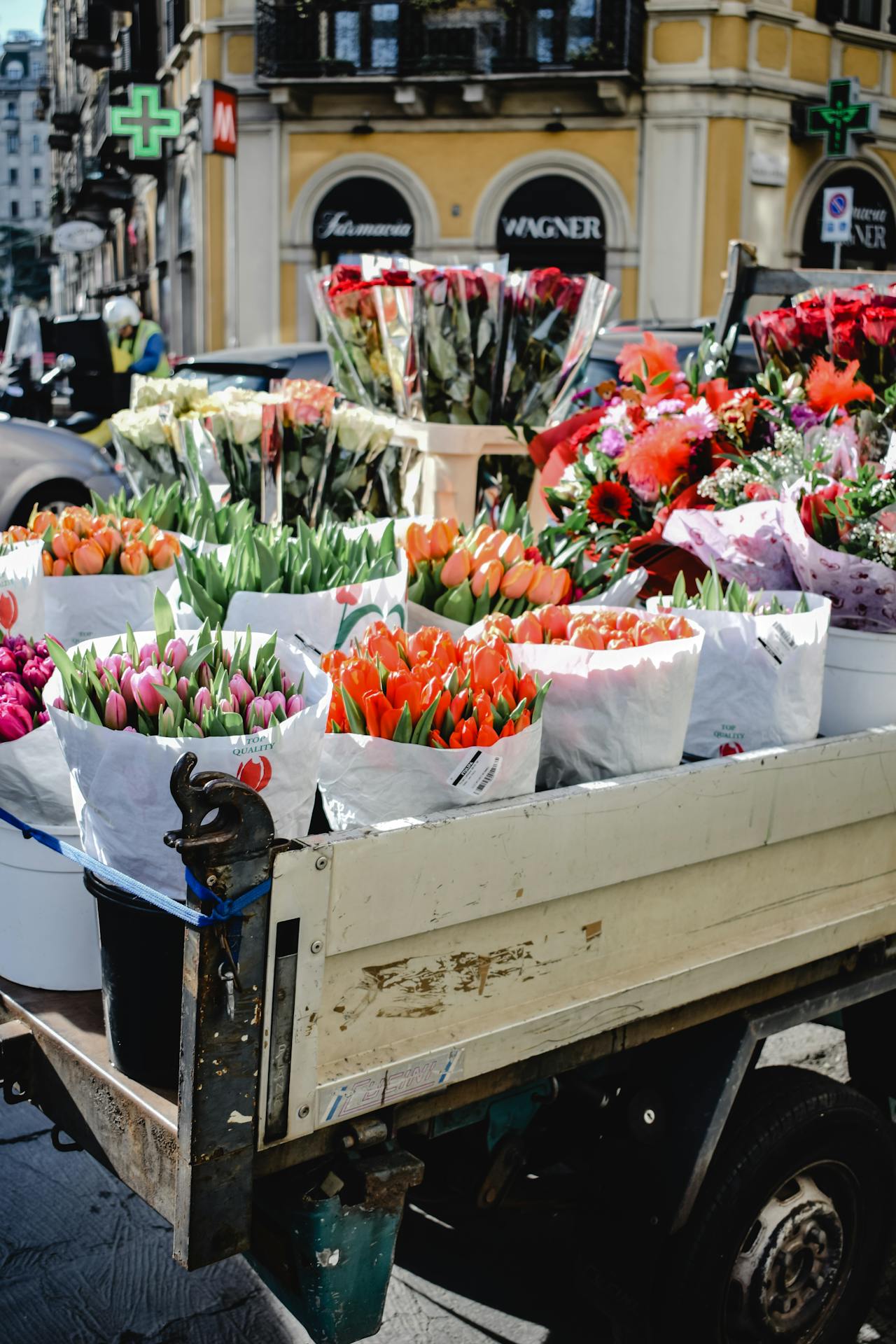 Ein mit verschiedenen Blumen beladener LKW | Quelle: Pexels