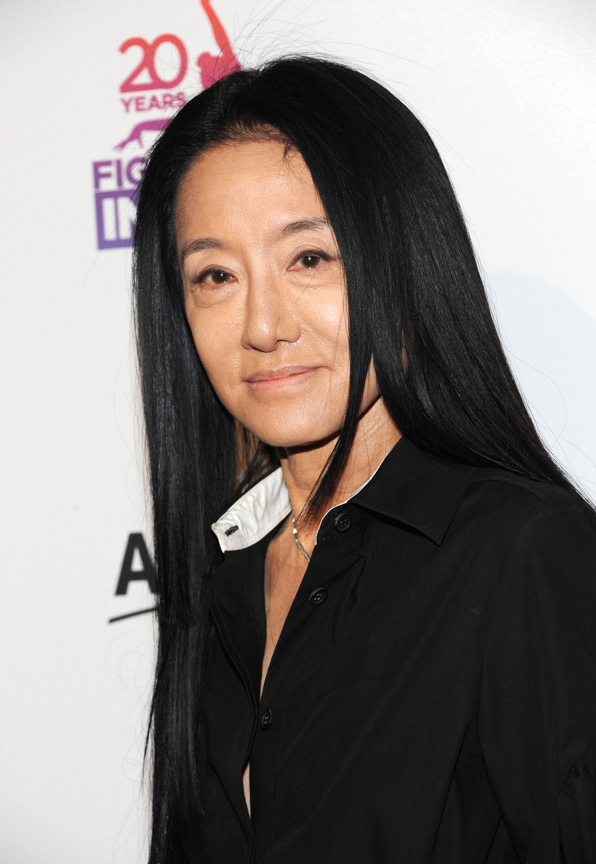Die Modedesignerin Vera Wang nahm am 2. Mai 2017 in New York City an der „Champions In Life“-Benefizgala zum 20-jährigen Jubiläum von „Figure Skating In Harlem“ in der 583 Park Avenue teil. Sie setzte auf elegante Schnitte und posierte in einem schlichten schwarzen Hemd mit Knopfleiste und einem nach oben gebogenen weißen Kontrastkragen, wobei sie ihre charakteristischen, rabenschwarzen Haare mit Mittelscheitel gerade über ihre Brust fallen ließ. | Quelle: Getty Images