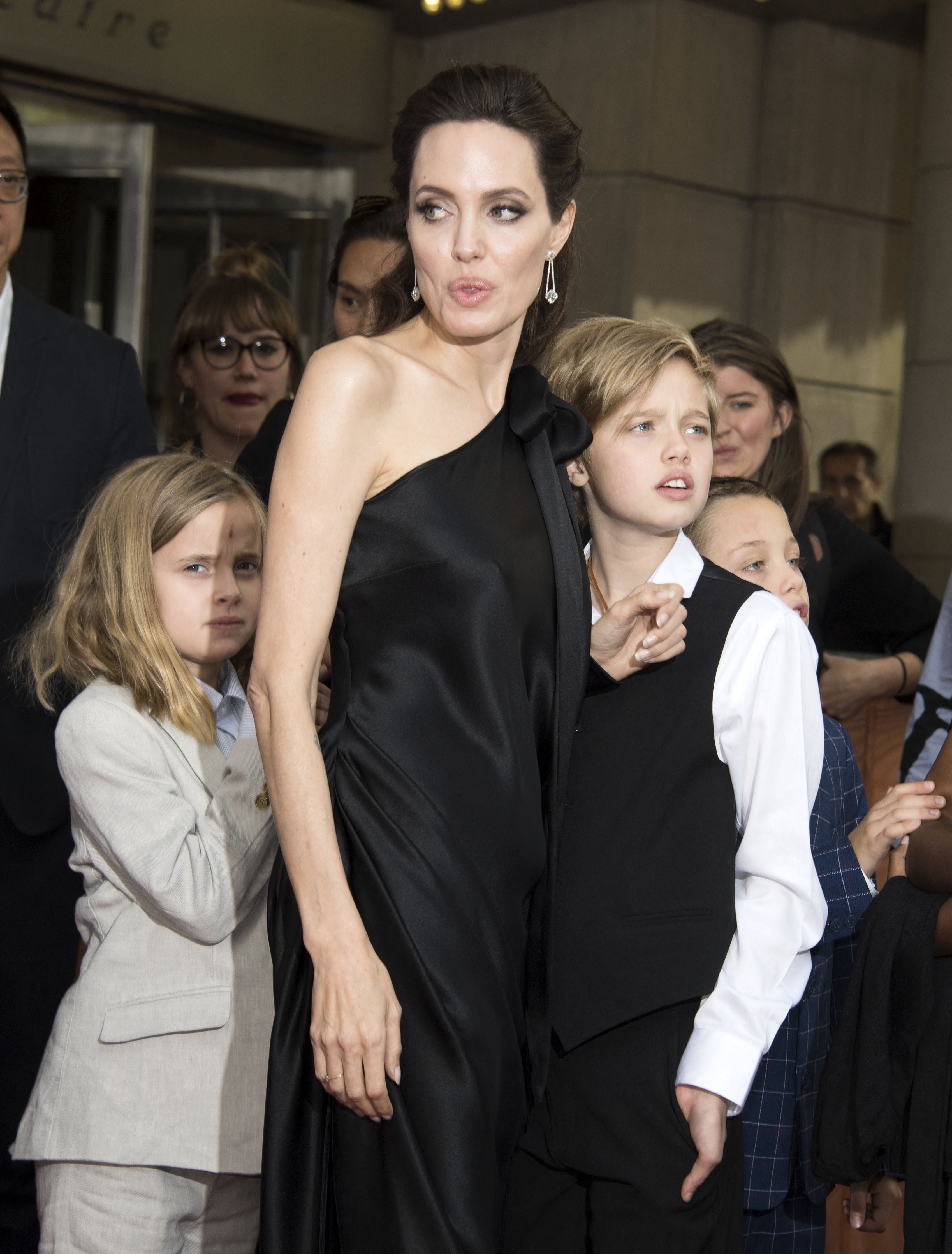 Angelina Jolie mit zwei ihrer Kinder bei einer Veranstaltung am 11. September 2017 | Quelle: Getty Images