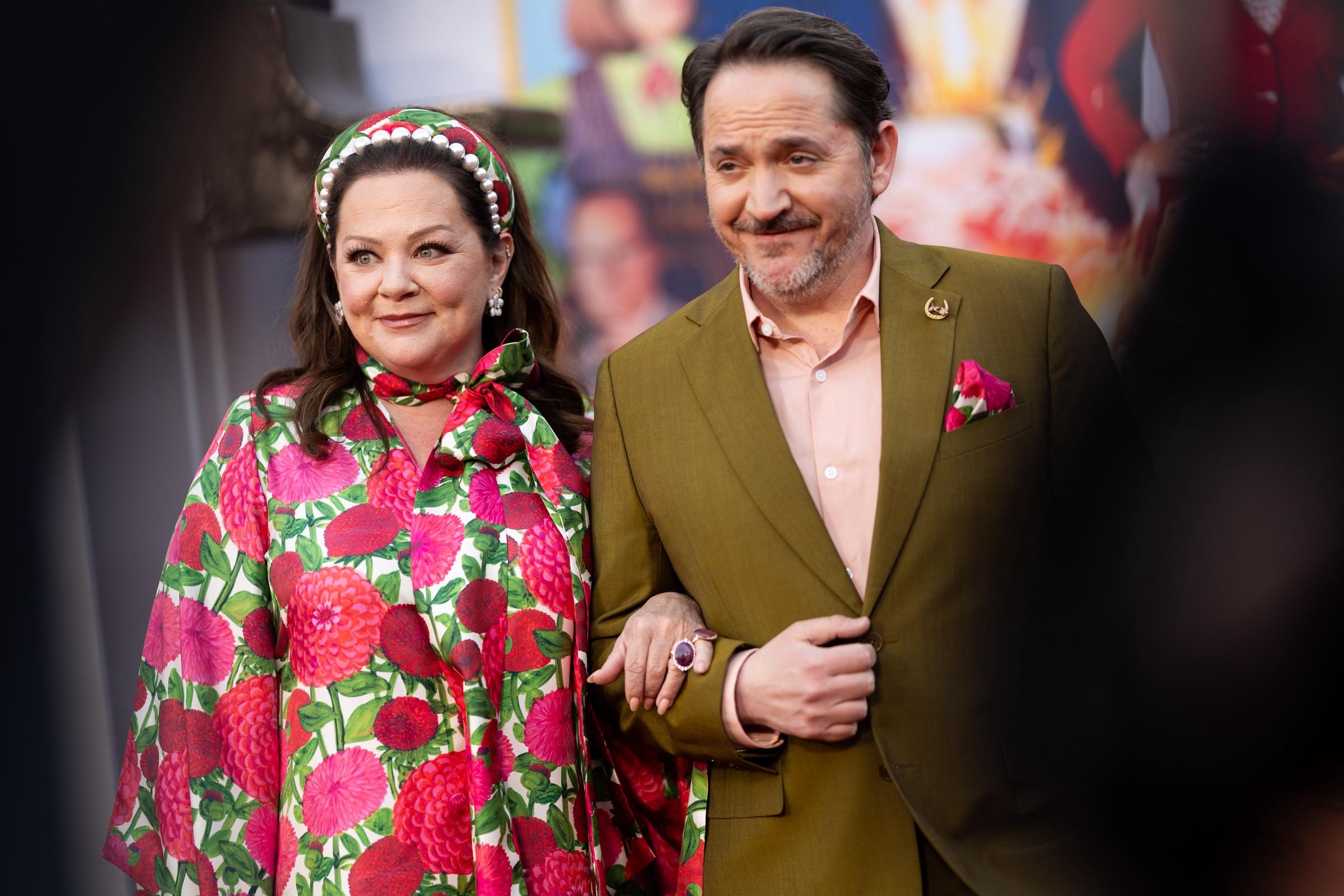 Melissa McCarthy und Ben Falcon bei der Los Angeles Premiere von Netflix's "UNFROSTED" im Egyptian Theatre Hollywood am 30. April 2024 in Los Angeles, Kalifornien | Quelle: Getty Images