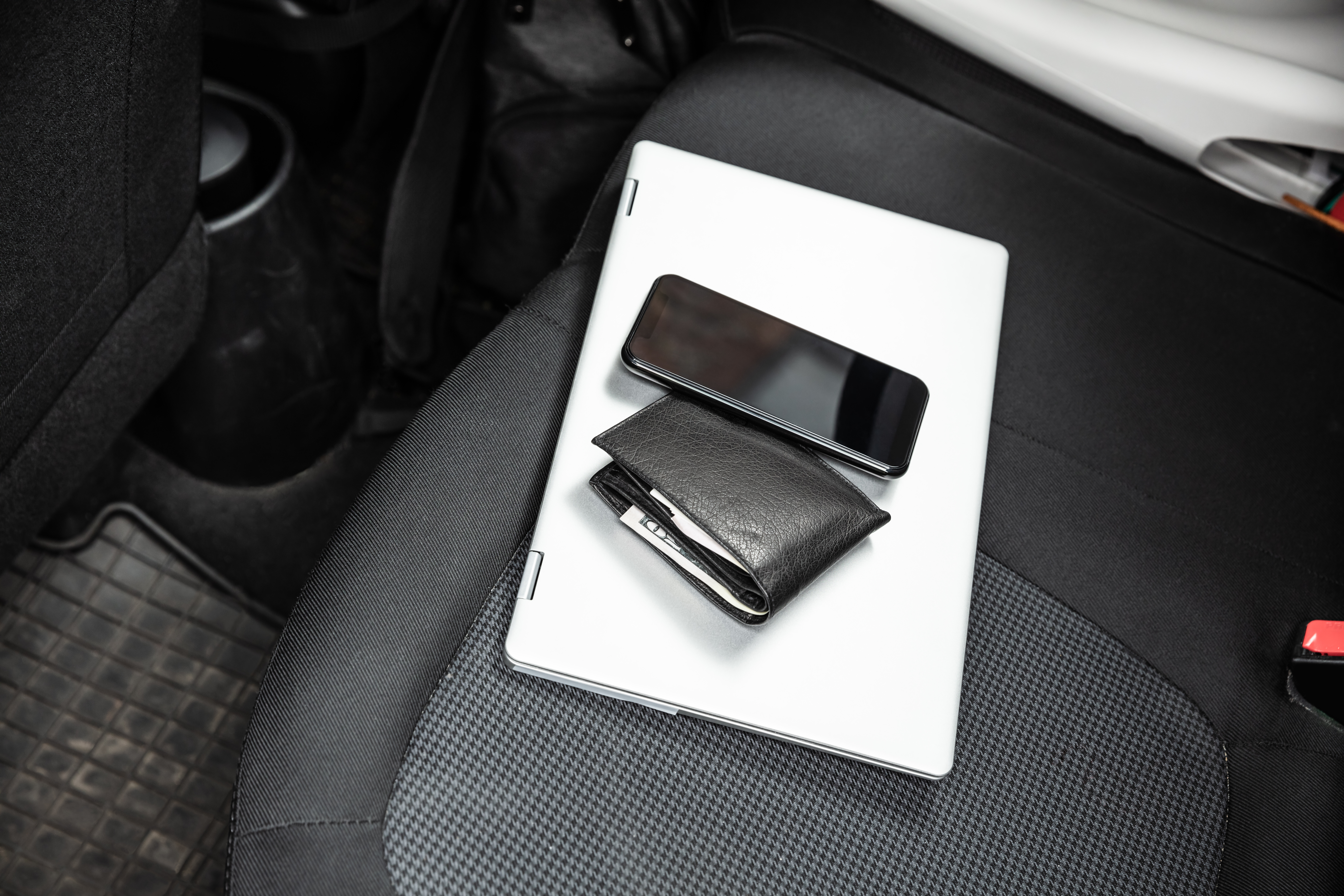 Persönliche Gegenstände, die auf dem Rücksitz eines Autos zurückgelassen wurden | Quelle: Shutterstock