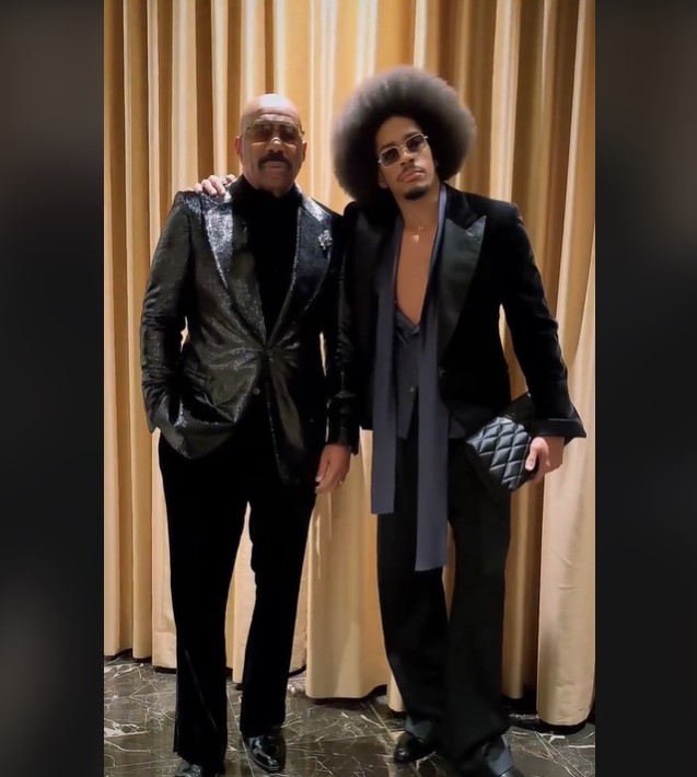 Steve Harvey und Wynton Brycelon Ali Harvey posieren in einem Post, der am 22. Oktober 2023 hochgeladen wurde | Quelle: TikTok/steveharvey