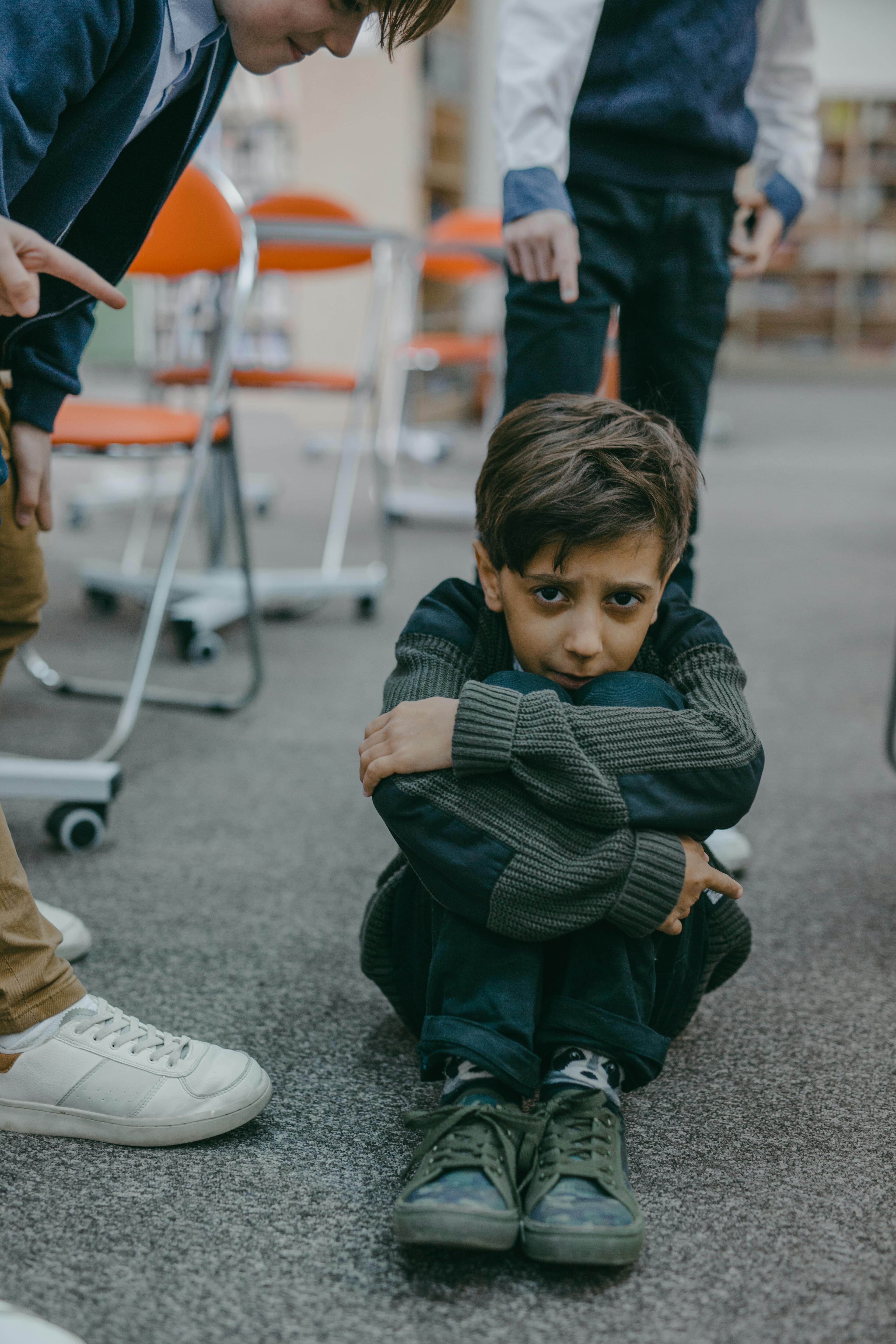 Ein trauriger Junge, der in der Schule gemobbt wird | Quelle: Pexels