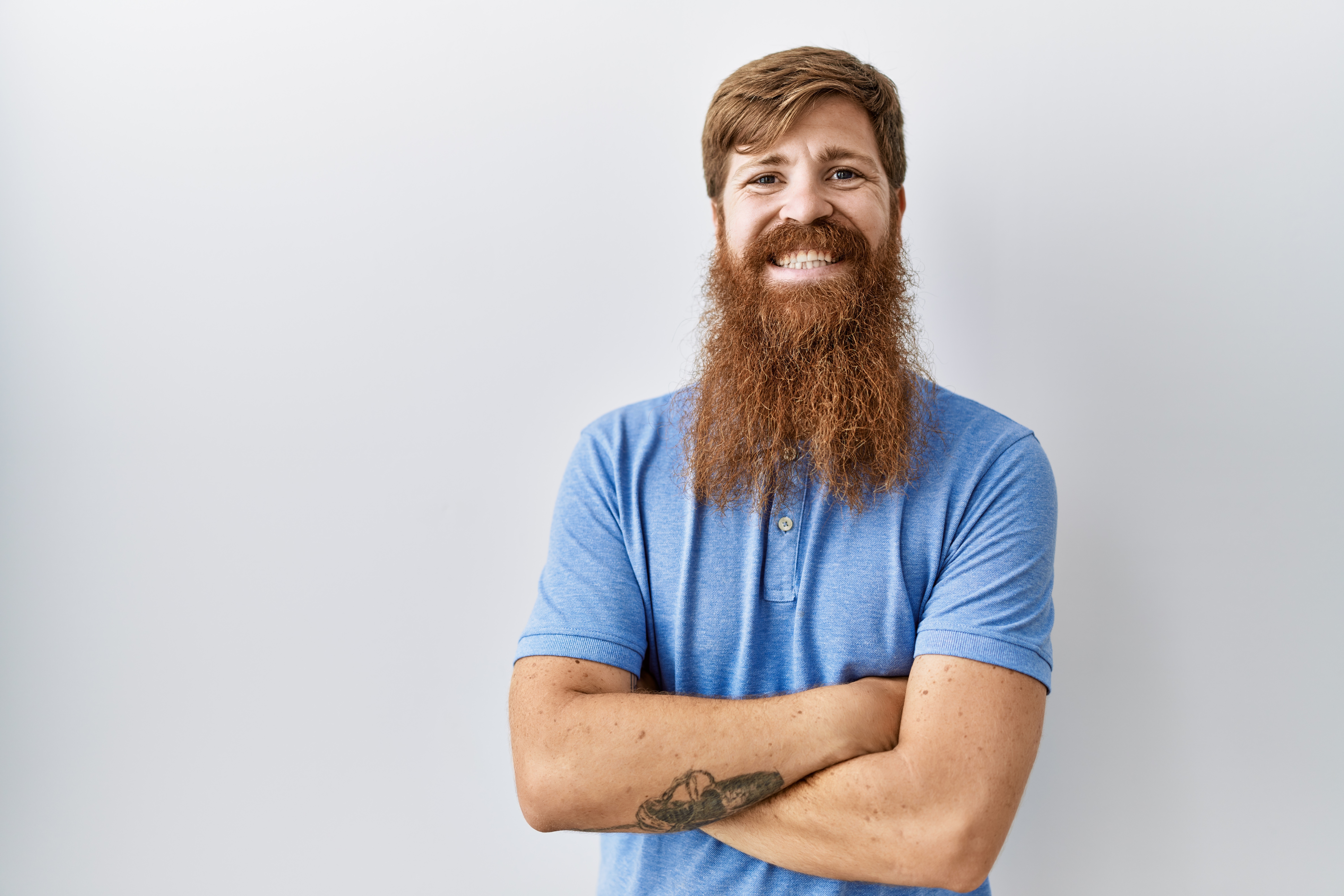Ein Fiesling mit langem Bart, der lächelt | Quelle: Shutterstock