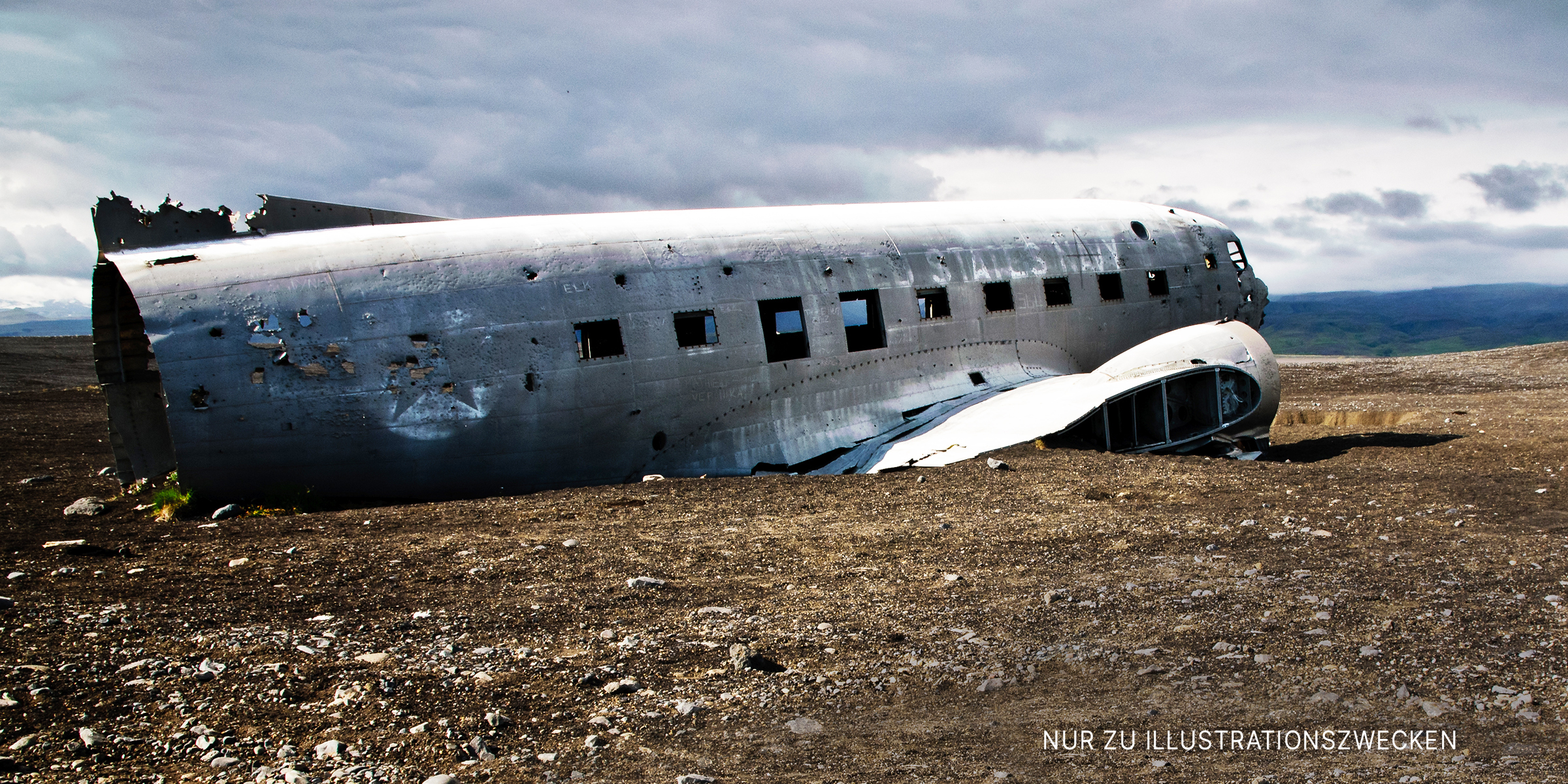 Trümmer nach Flugzeugabsturz | Quelle: Shutterstock