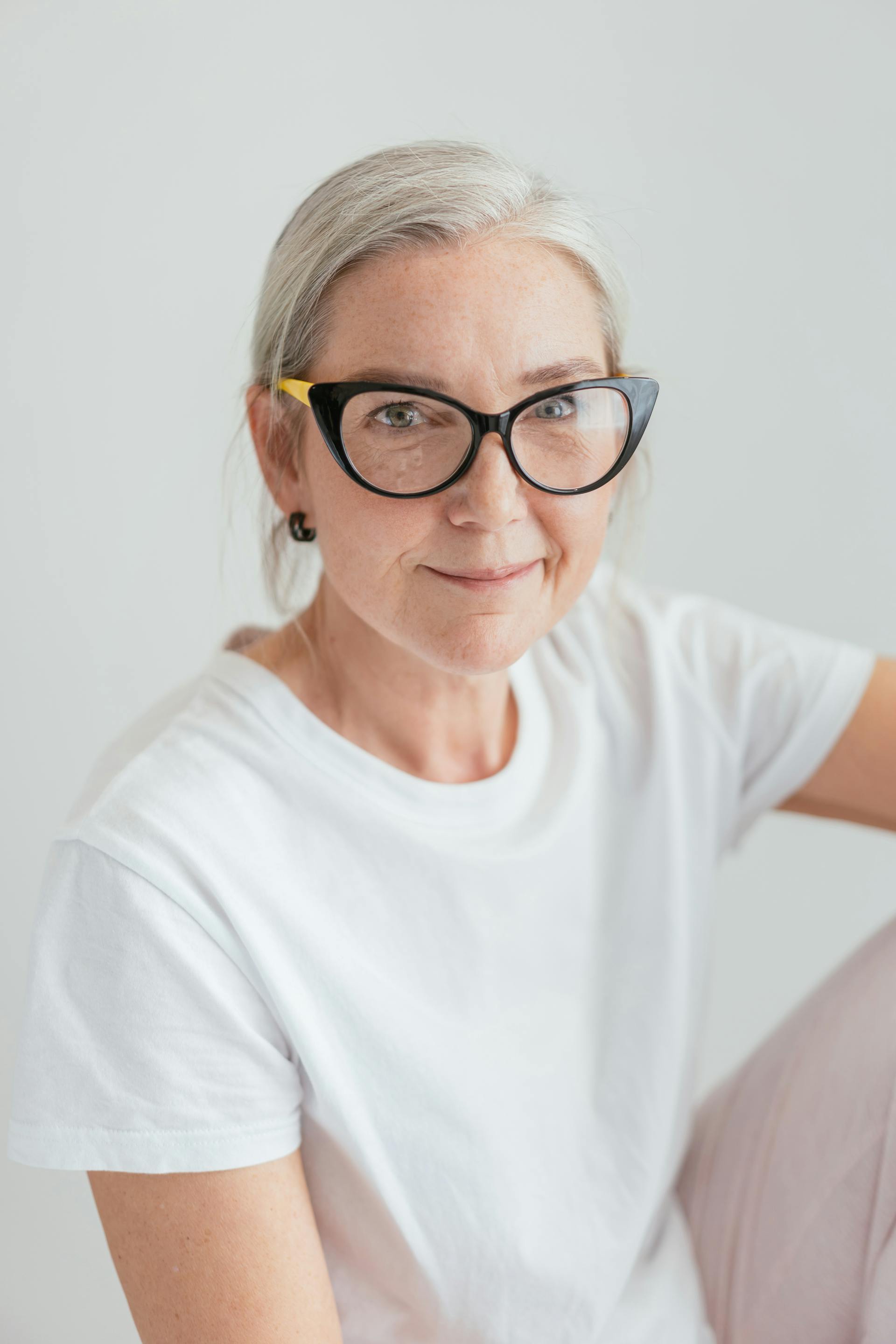 Eine lächelnde ältere Frau mit Brille | Quelle: Pexels