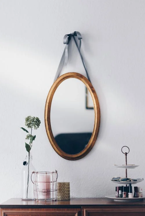 Bild eines Spiegels an der Wand | Quelle: Pexels