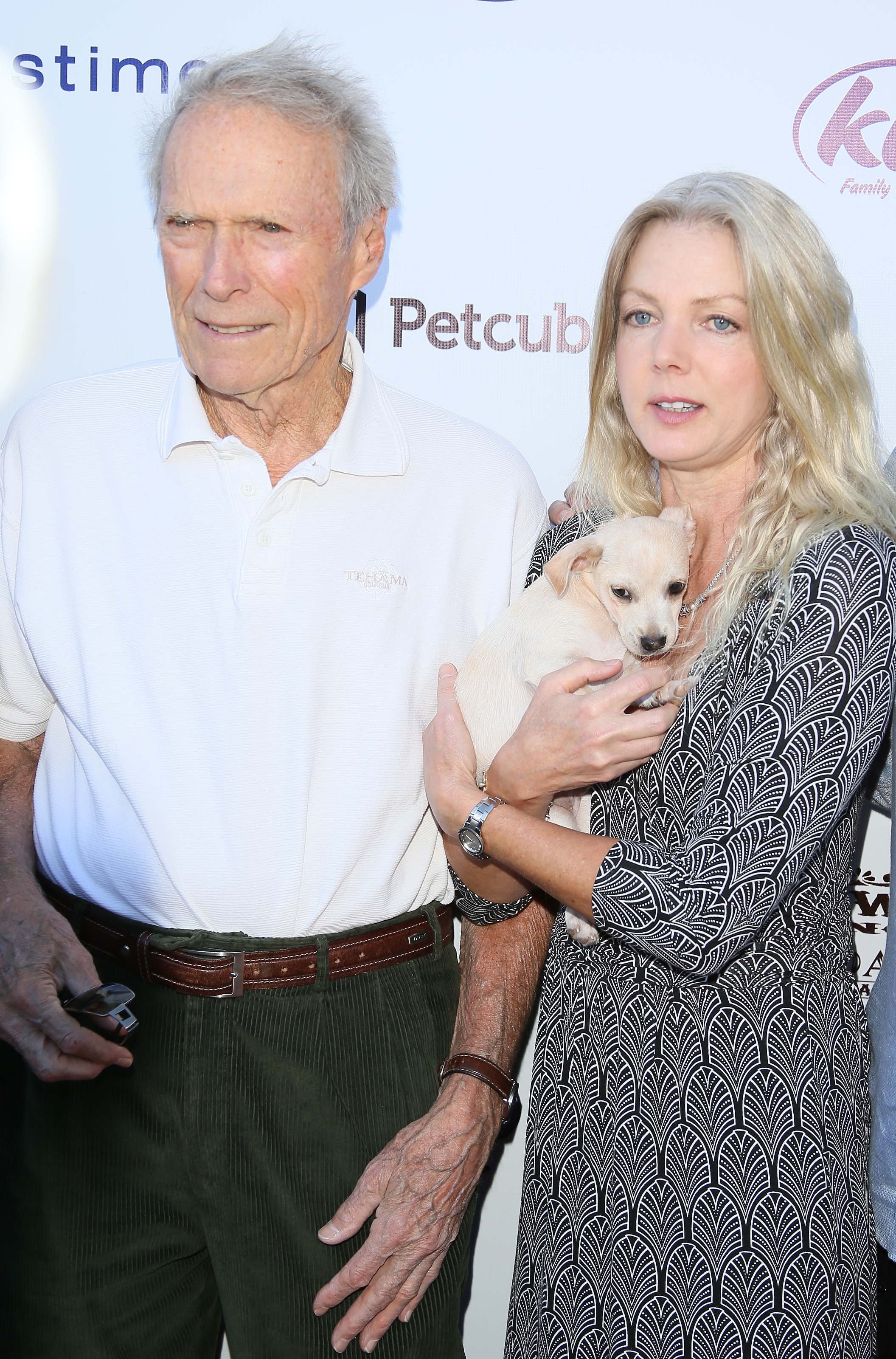 Clint Eastwood und Christina Sandera besuchen die Eastwood Ranch Foundations, die am 7. November 2015 in Malibu, Kalifornien, die erste jährliche Herbst-Gartenparty zur Tierrettung veranstaltet. | Quelle: Getty Images