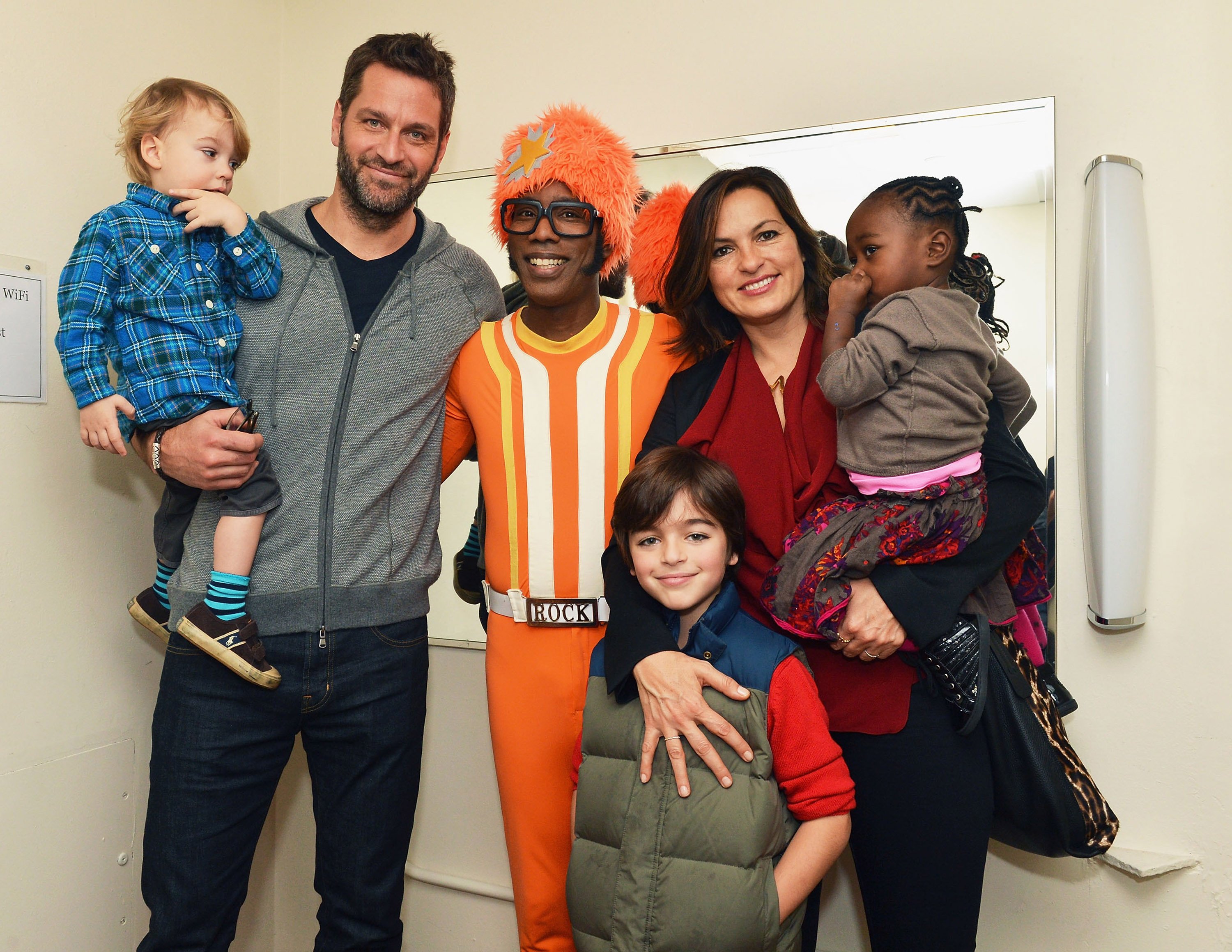 Andrew Hermann, Peter Hermann, DJ Lance Rock, August Hermann, Mariska Hargitay und Amaya Josephine Hermann, "Yo Gabba Gabba! Live!" in New York City, 2013 | Quelle: Getty Images