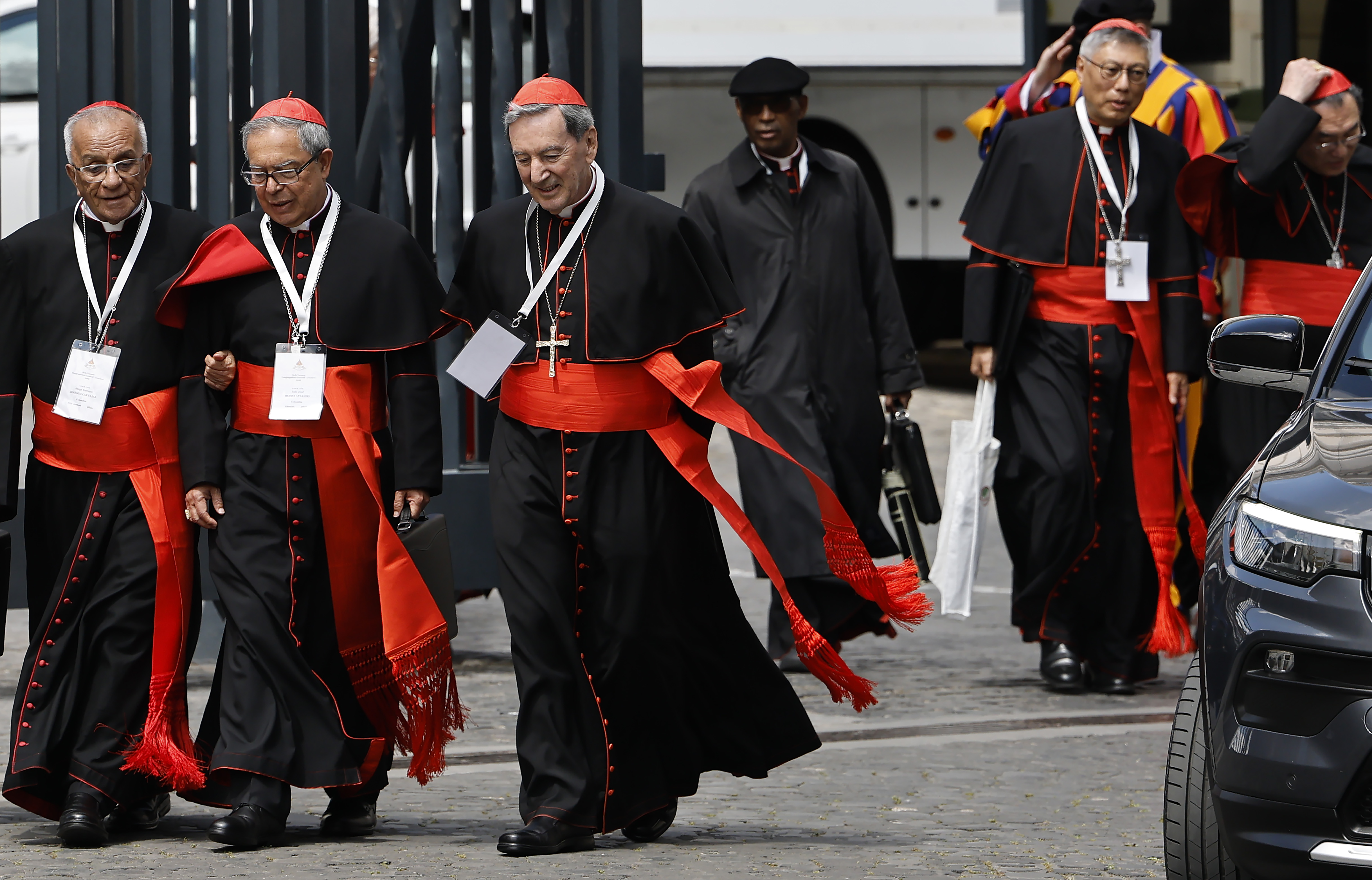 Die Kardinäle Jorge Enrique Jiménez Carvajal und Luis José Rueda Aparicio aus Kolumbien verlassen ein Treffen mit anderen Kardinälen am 28. April 2025 in Rom, Italien. | Quelle: Getty Images