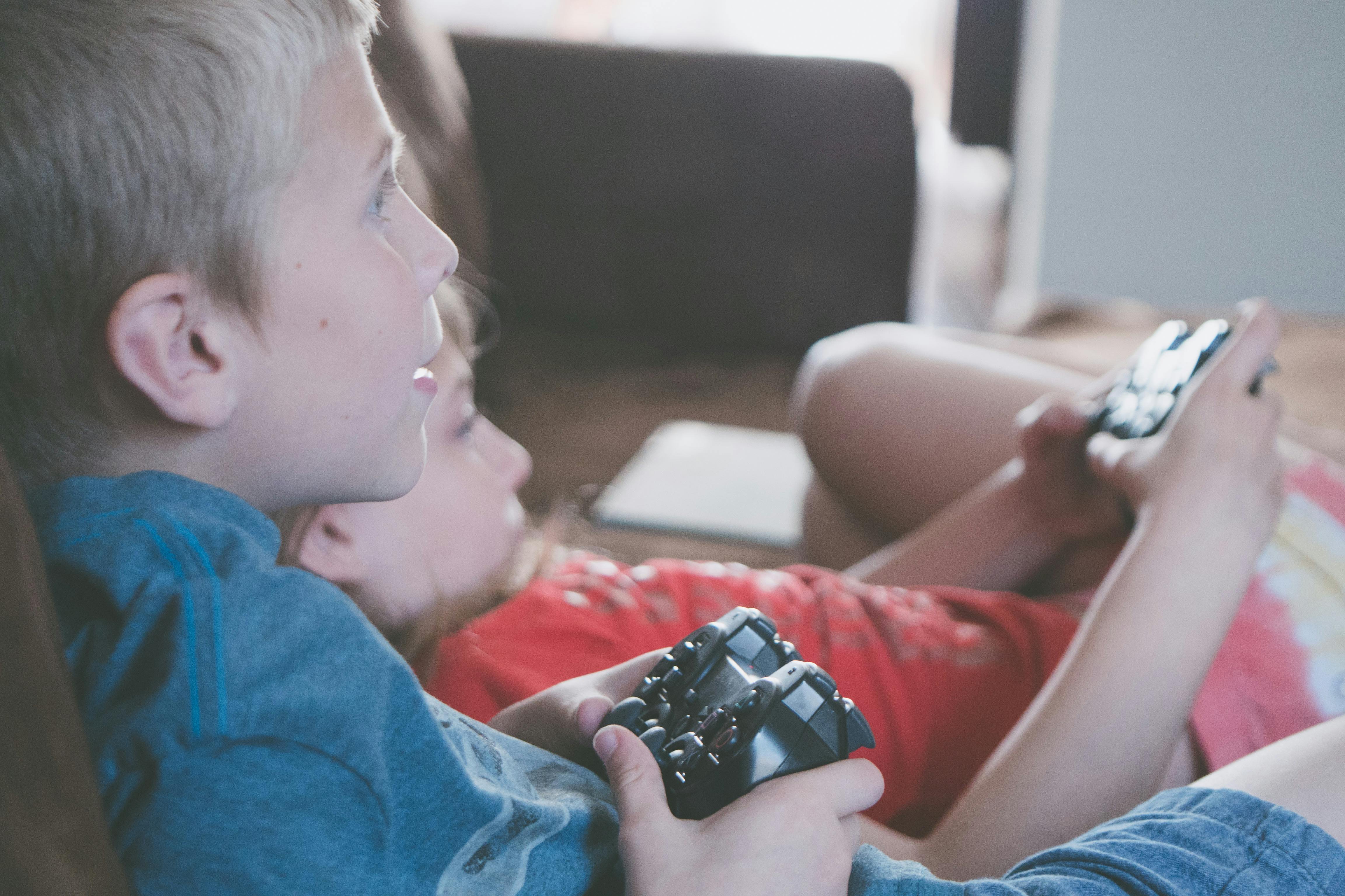 Kinder spielen ein Videospiel | Quelle: Pexels