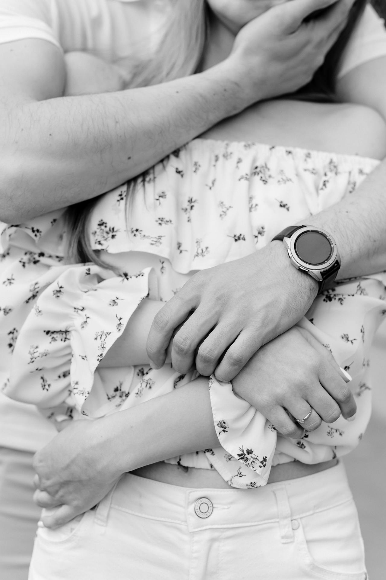 Ein Mann, der seinen Partner von hinten umarmt | Quelle: Pexels