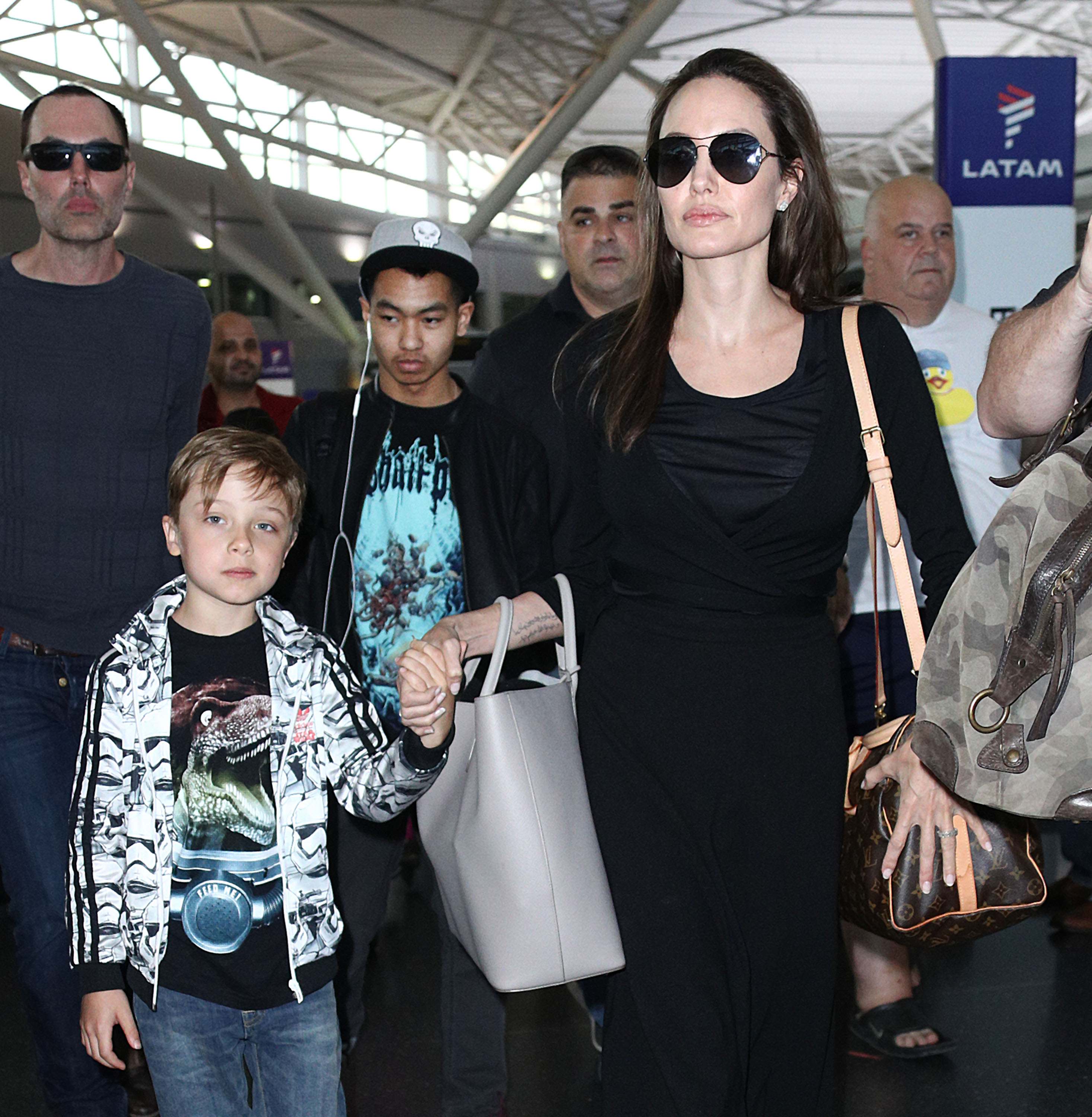 Knox Jolie-Pitt wurde am 17. Juni 2016 mit seiner Mutter und seinem Bruder in New York City gesichtet. | Quelle: Getty Images